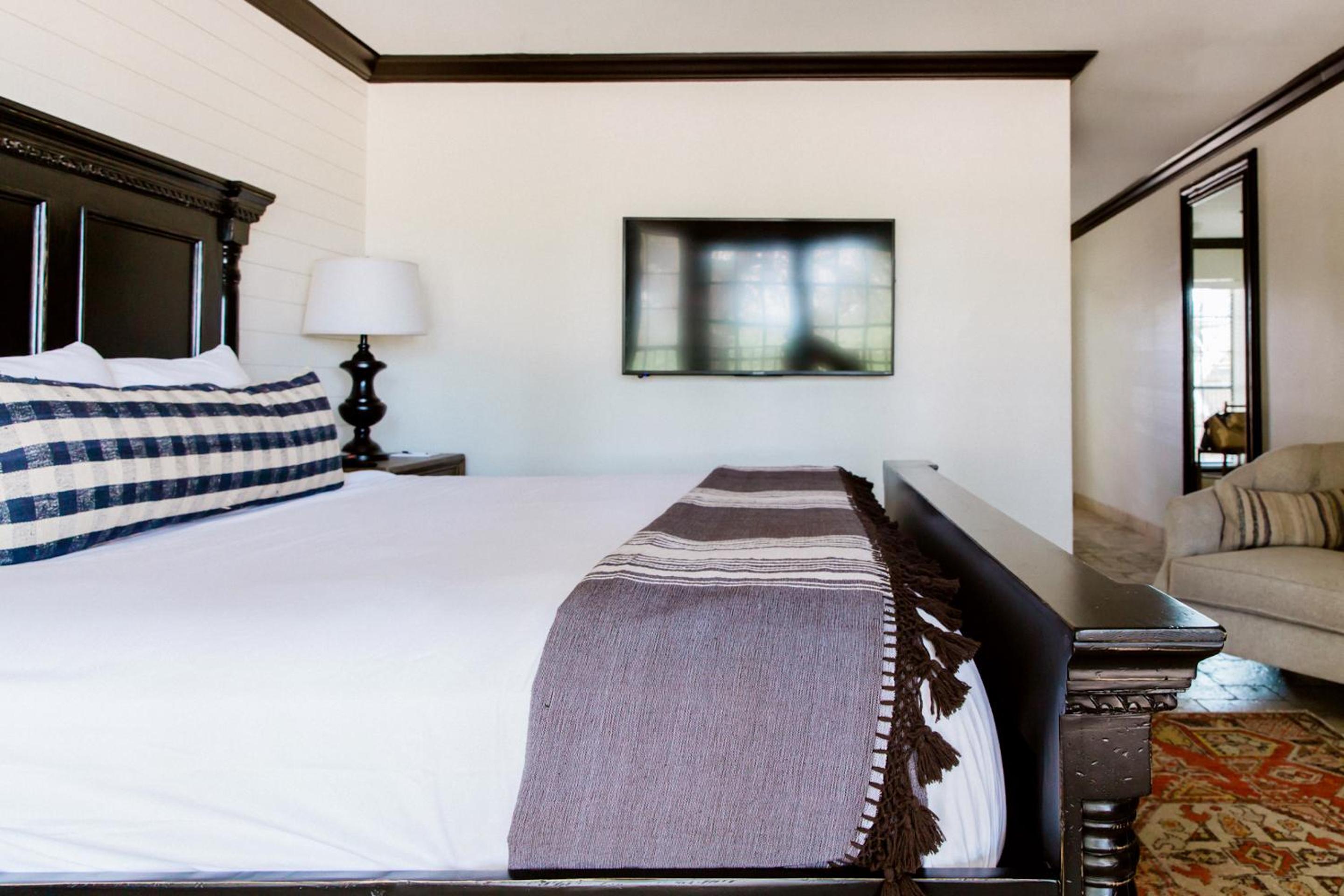 Deluxe King Room - Photo 1
