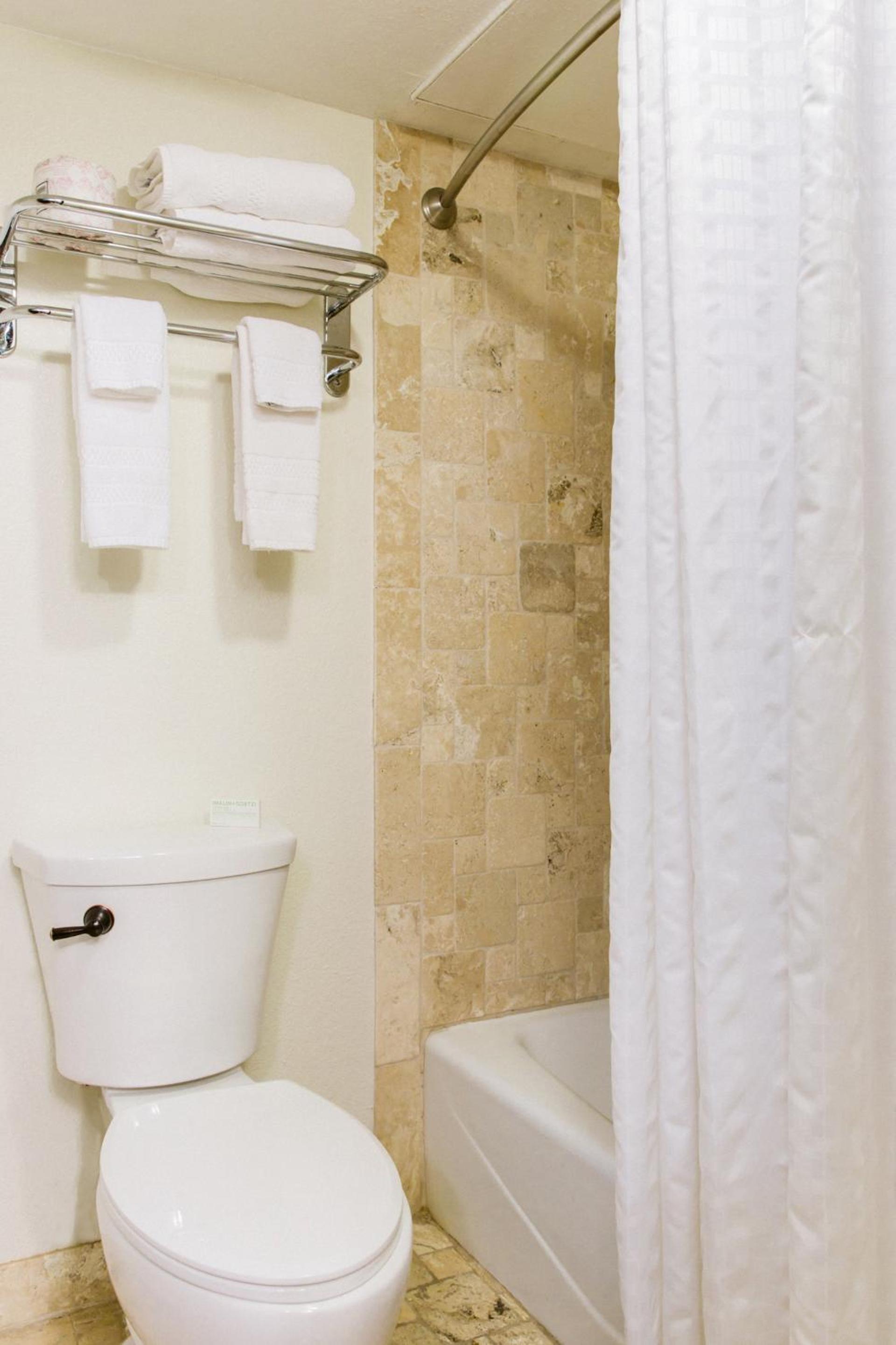 Standard King Room - Photo 5