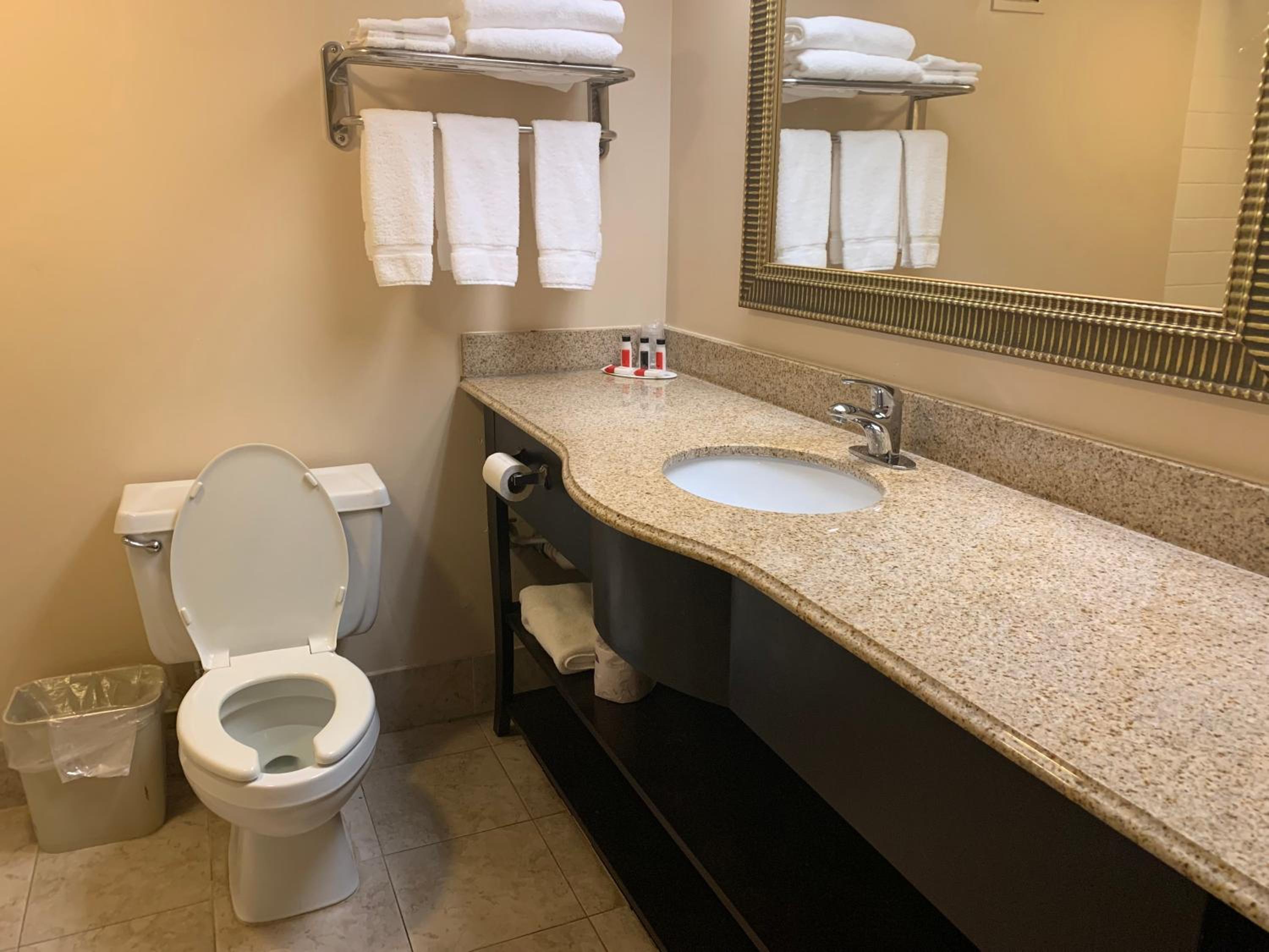 Queen Room With Two Queen Beds - Non-Smoking - Photo 4