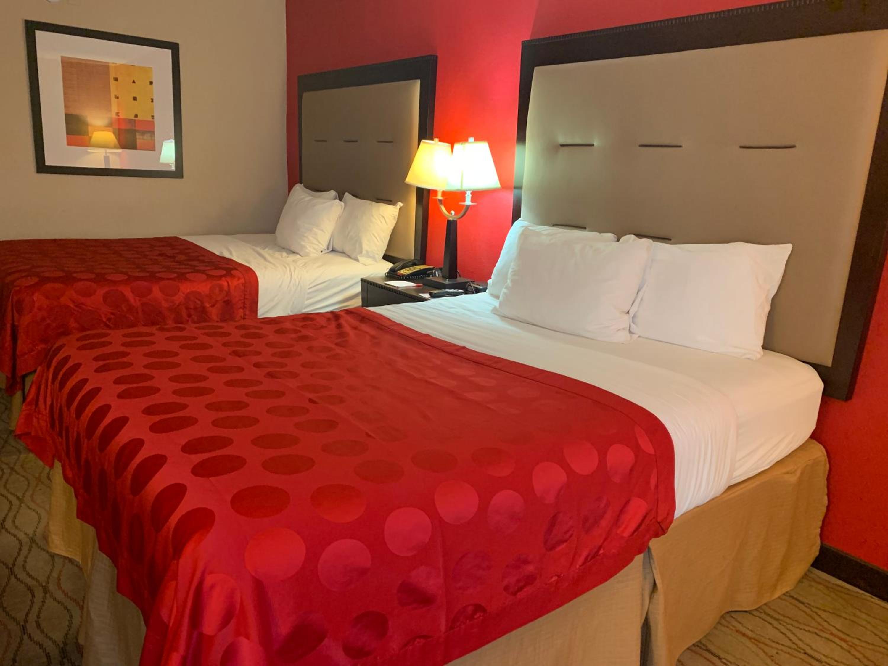 Queen Room With Two Queen Beds - Non-Smoking - Photo 2