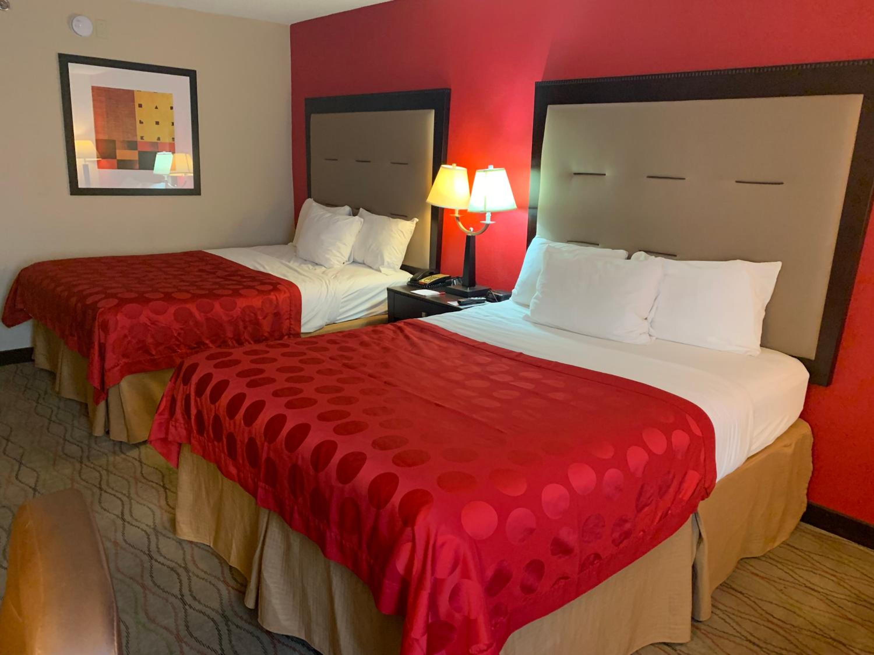 Queen Room With Two Queen Beds - Non-Smoking - Photo 3