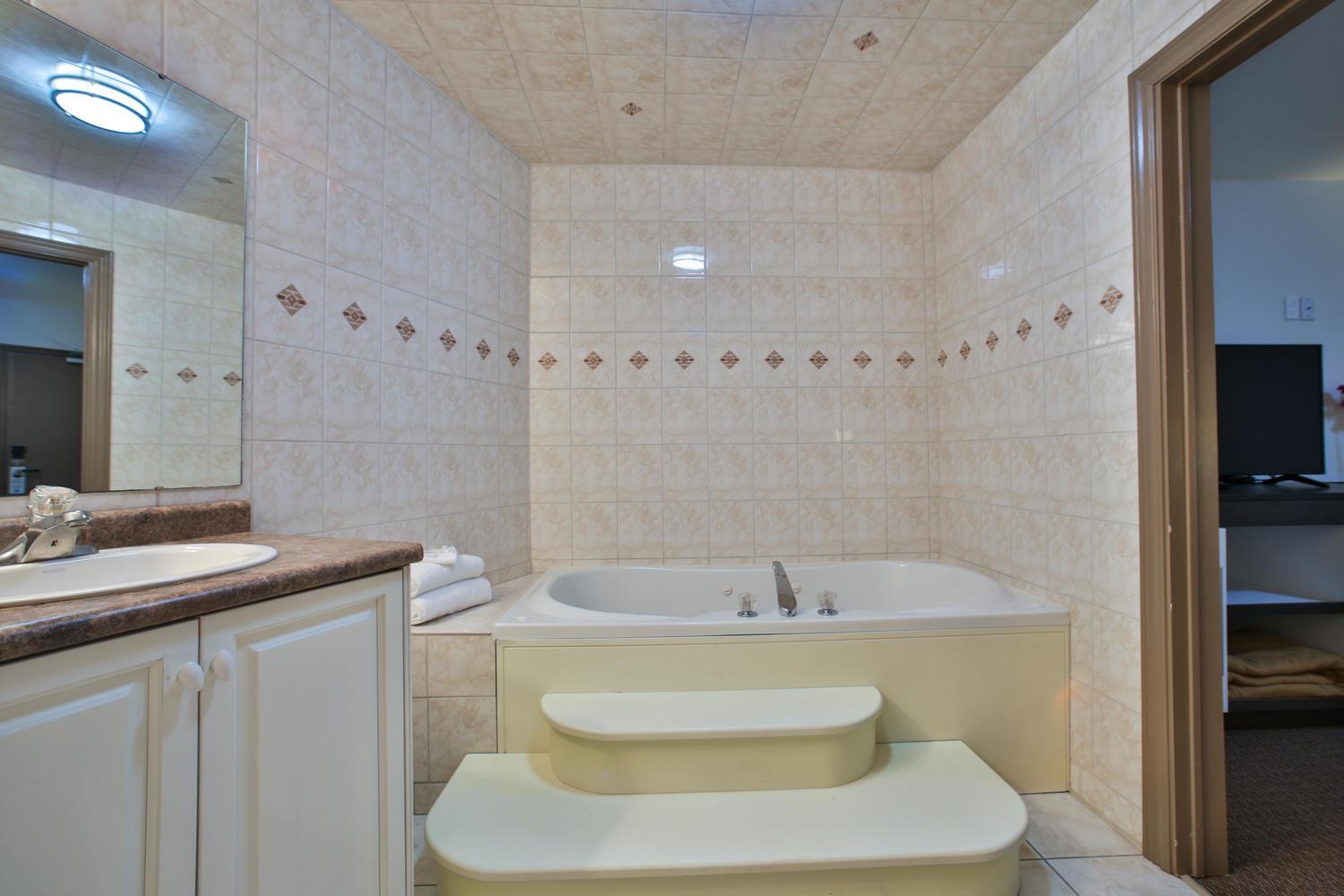 Queen Room with Jacuzzi (No Window) - Photo 2