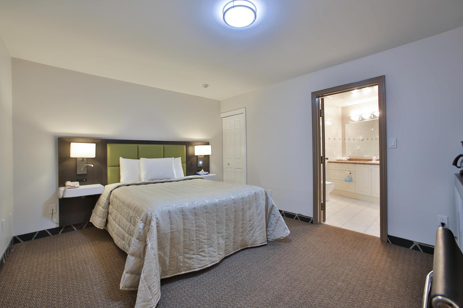 Queen Room with Jacuzzi (No Window) - Photo 6