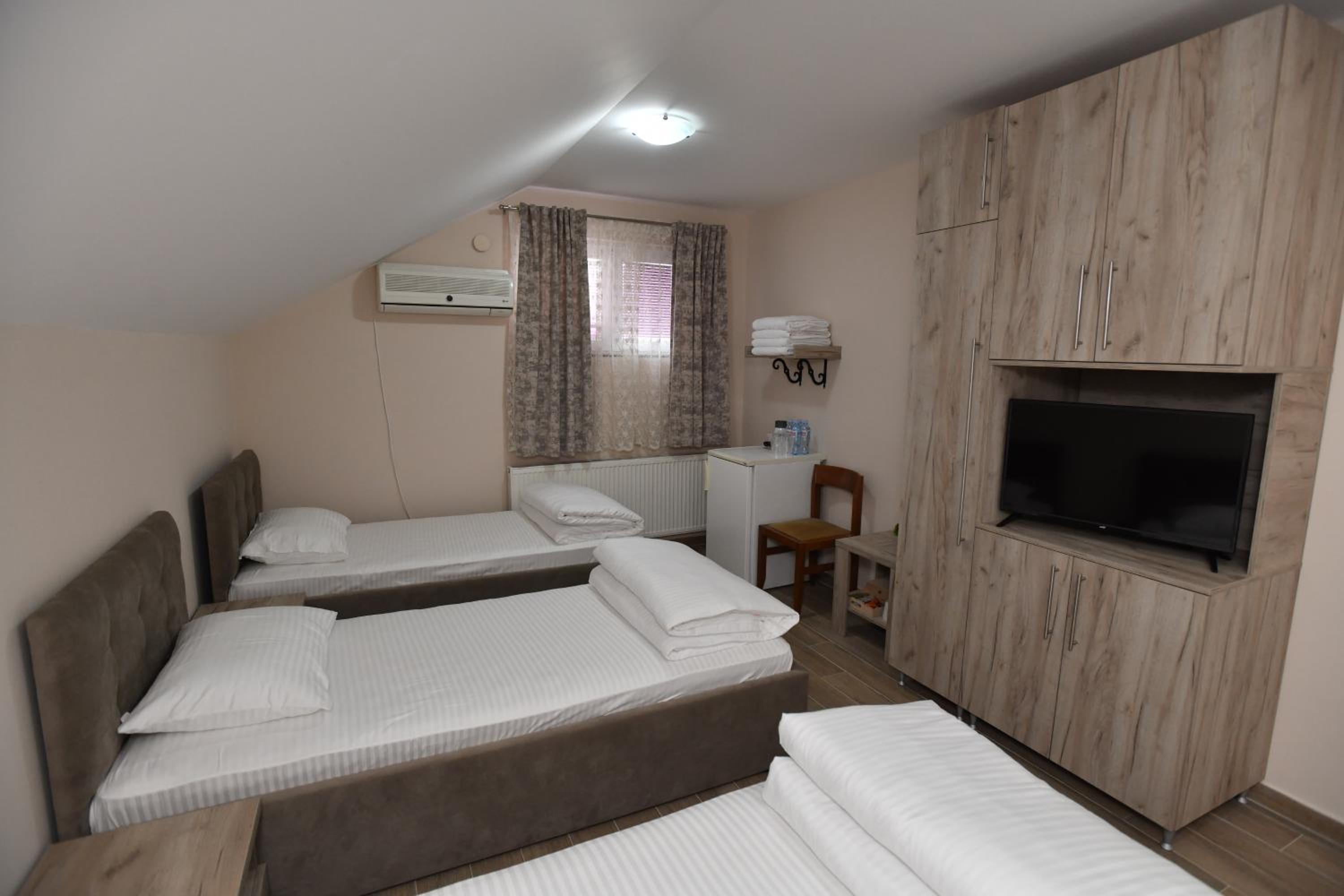 Quadruple Room - Photo 1