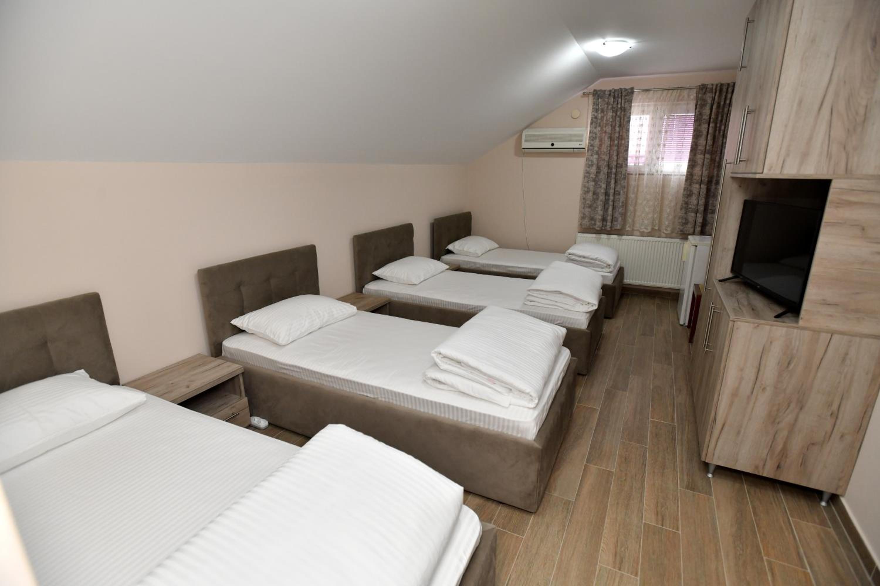 Quadruple Room - Photo 2