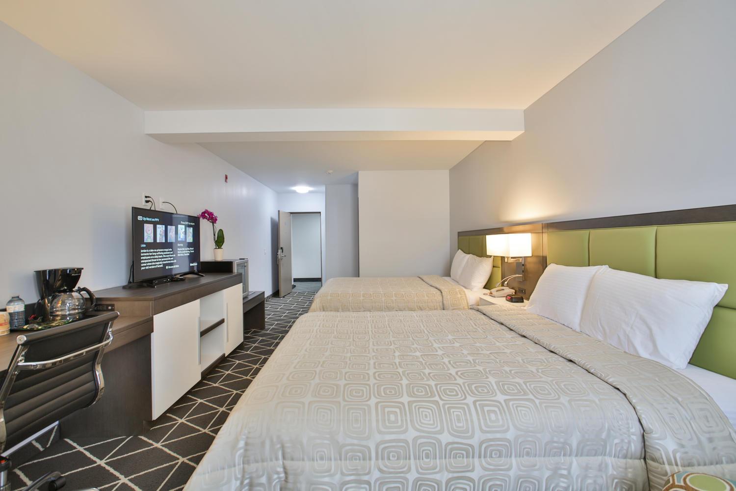 Luxury Queen Room with 2 Queen Beds - Photo 9