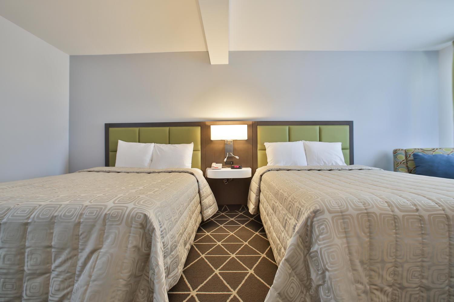 Luxury Queen Room with 2 Queen Beds - Photo 7