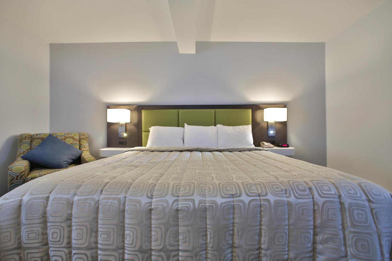 Luxury King Room - Photo 11