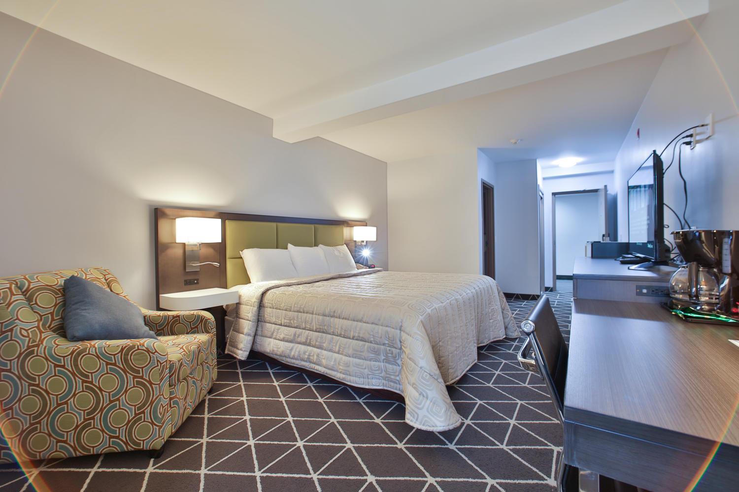 Luxury King Room - Photo 10