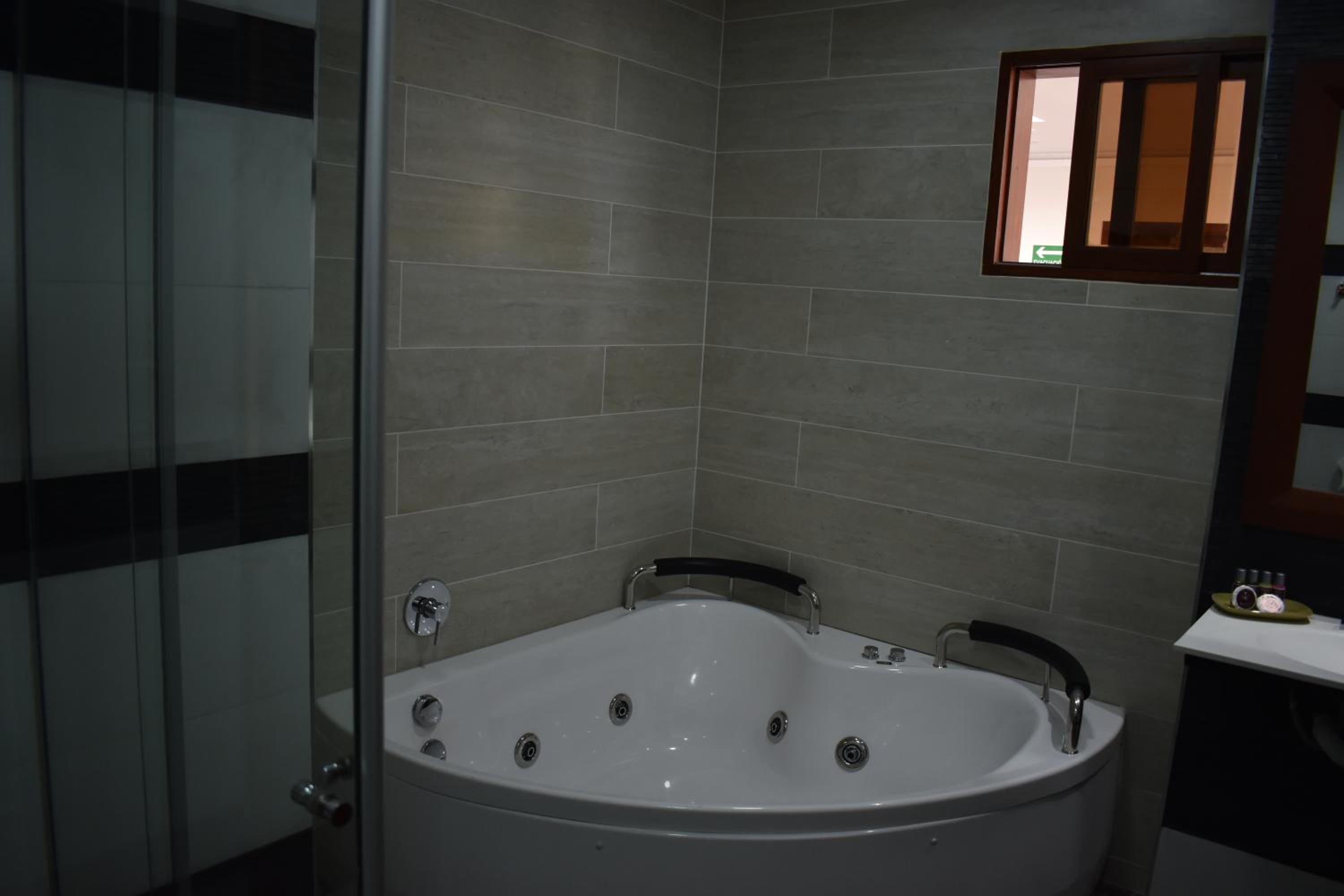 Suite with Spa Bath photo 2