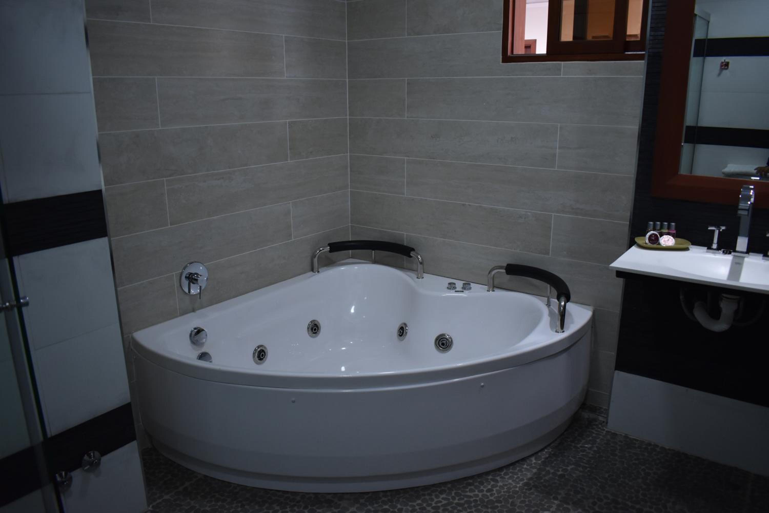Suite with Spa Bath photo 3