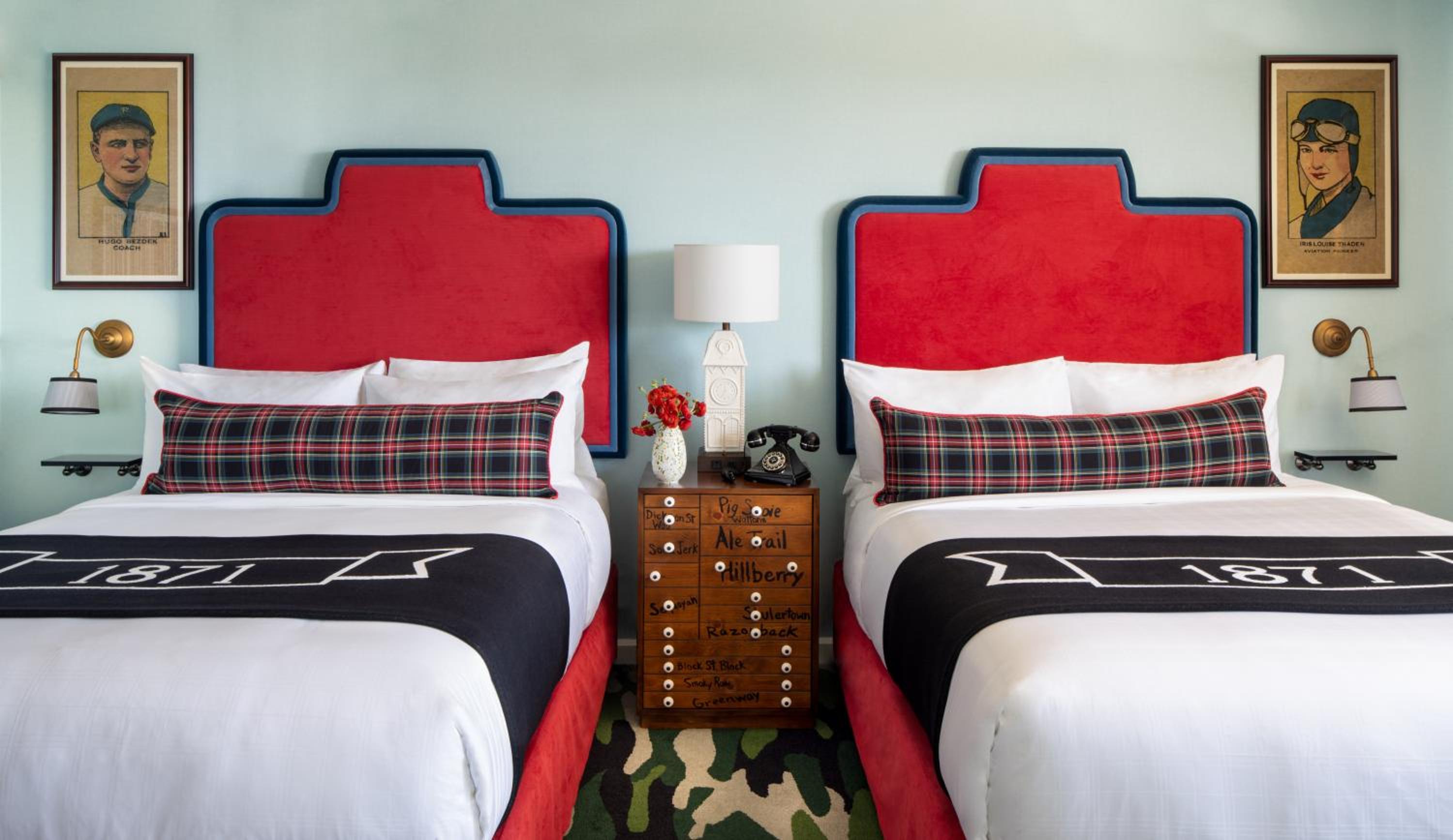 Graduate Queen Room with Two Queen Beds - Photo 2