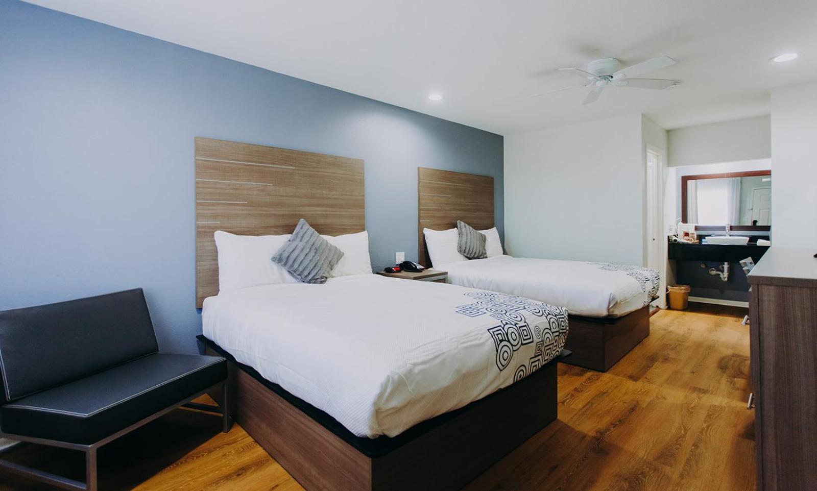 Queen Room photo 2