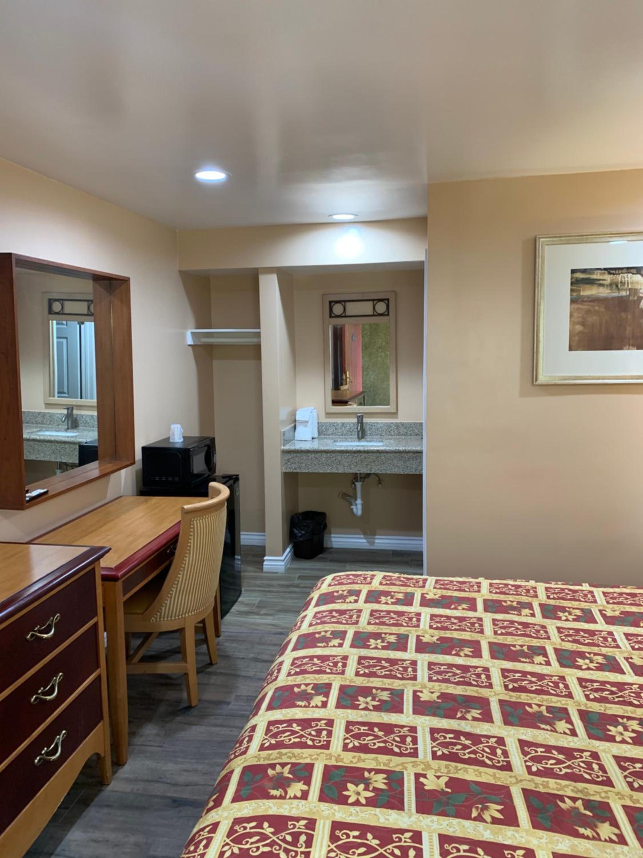 Queen Room with Two Queen Beds - Photo 8