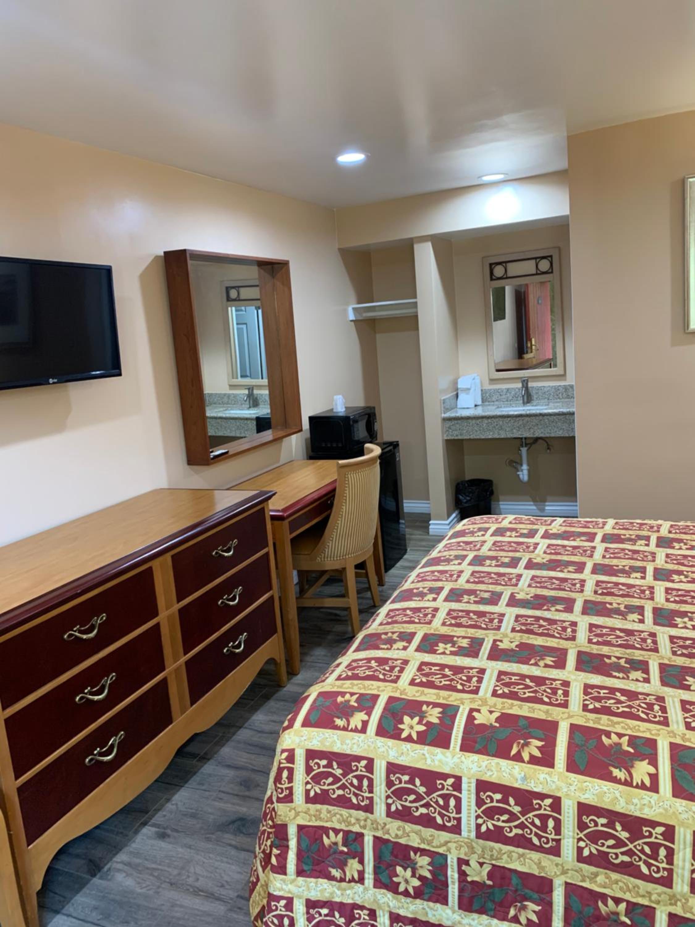 Queen Room with Two Queen Beds - Photo 7