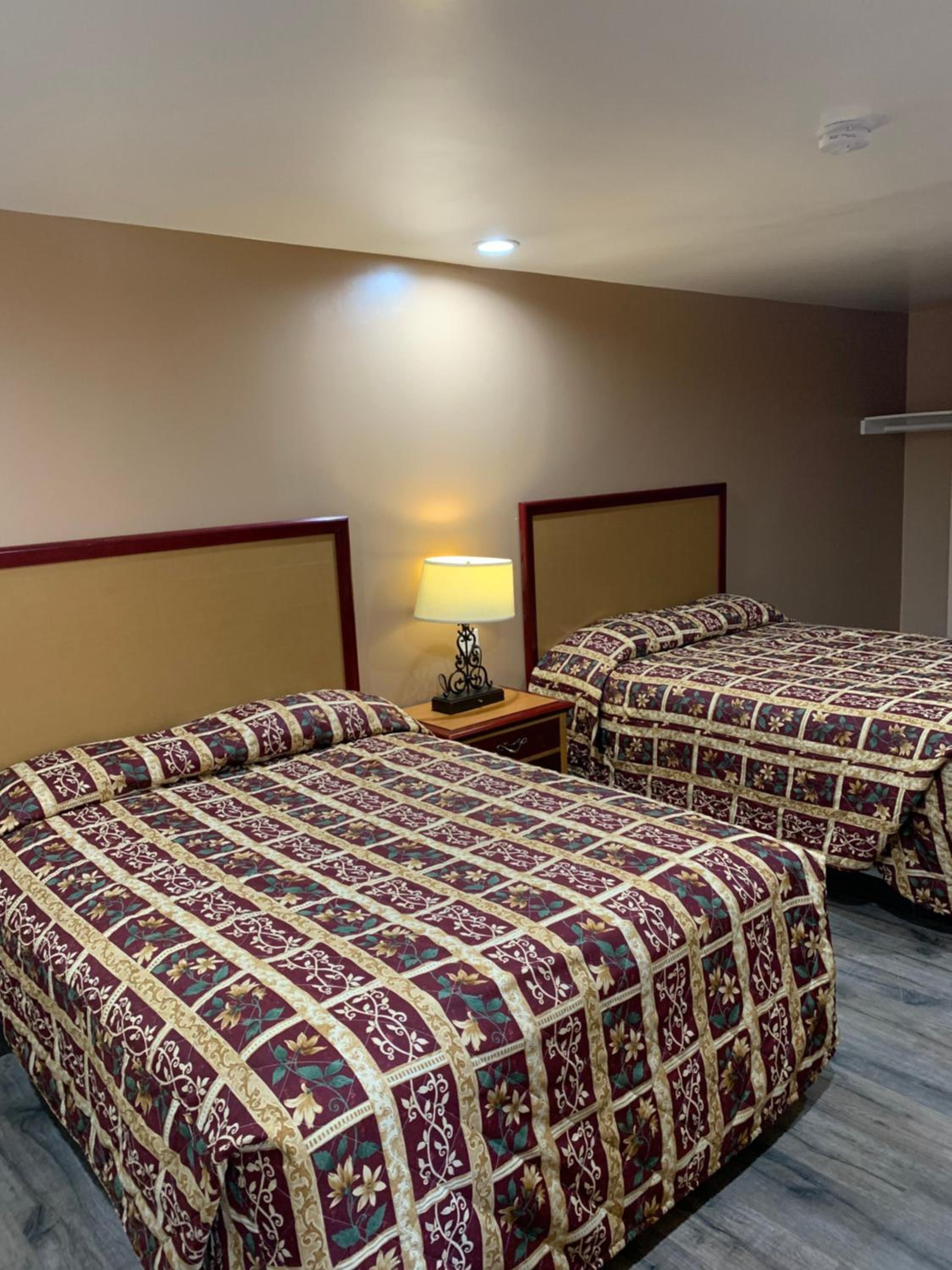 Queen Room with Two Queen Beds - Photo 5
