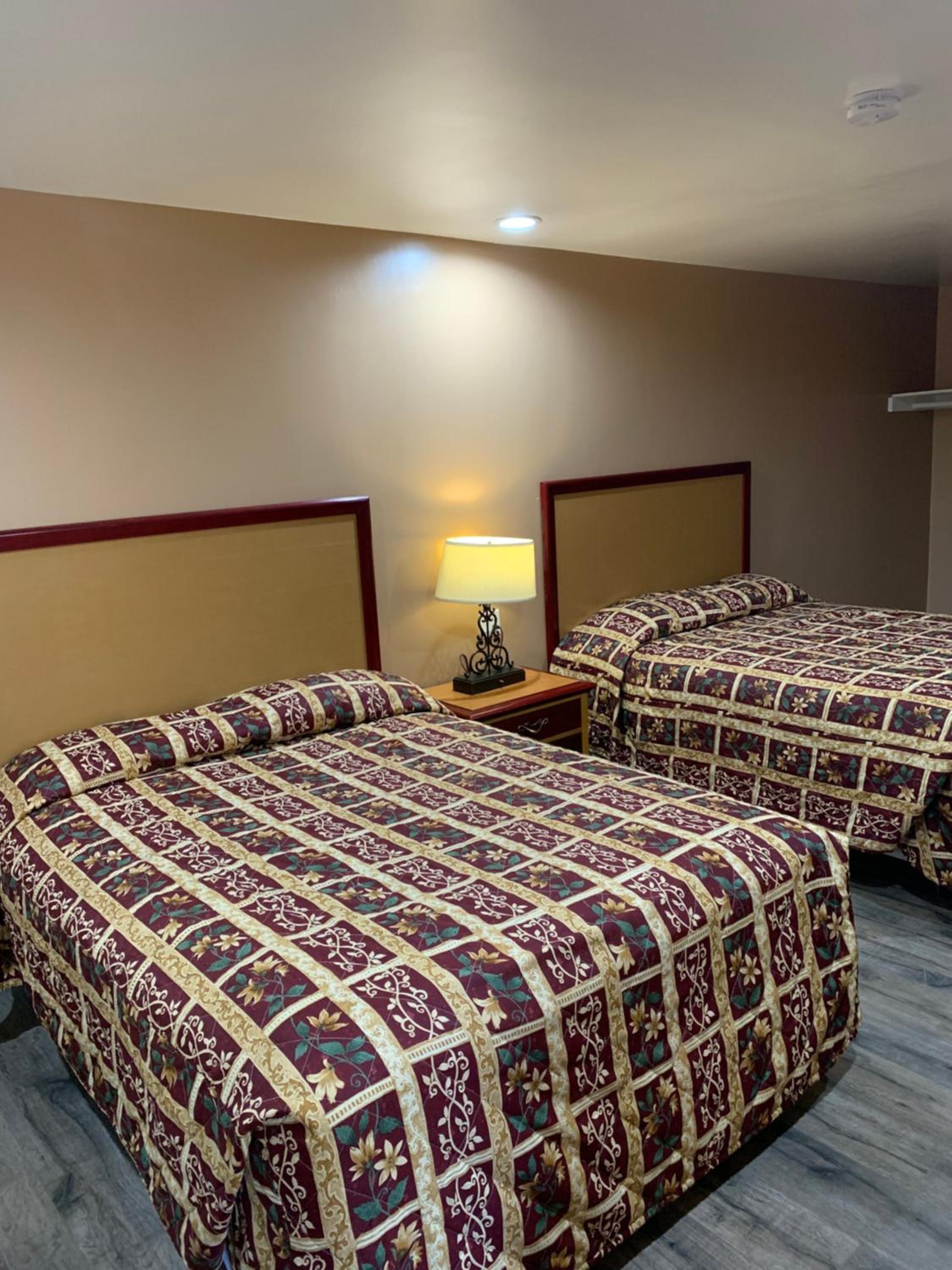 Queen Room with Two Queen Beds - Photo 4