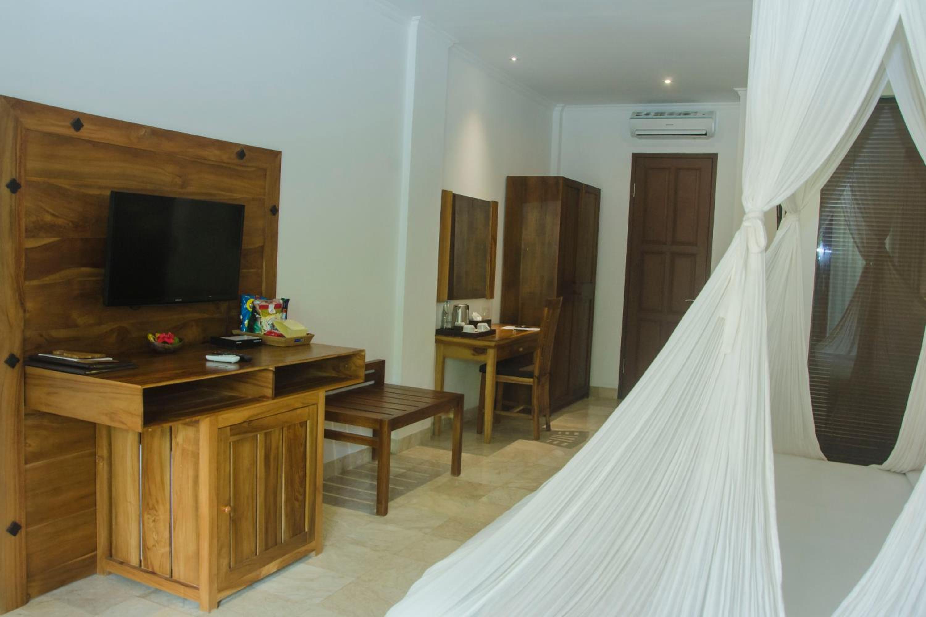 Deluxe Double Room with Balcony - Photo 8