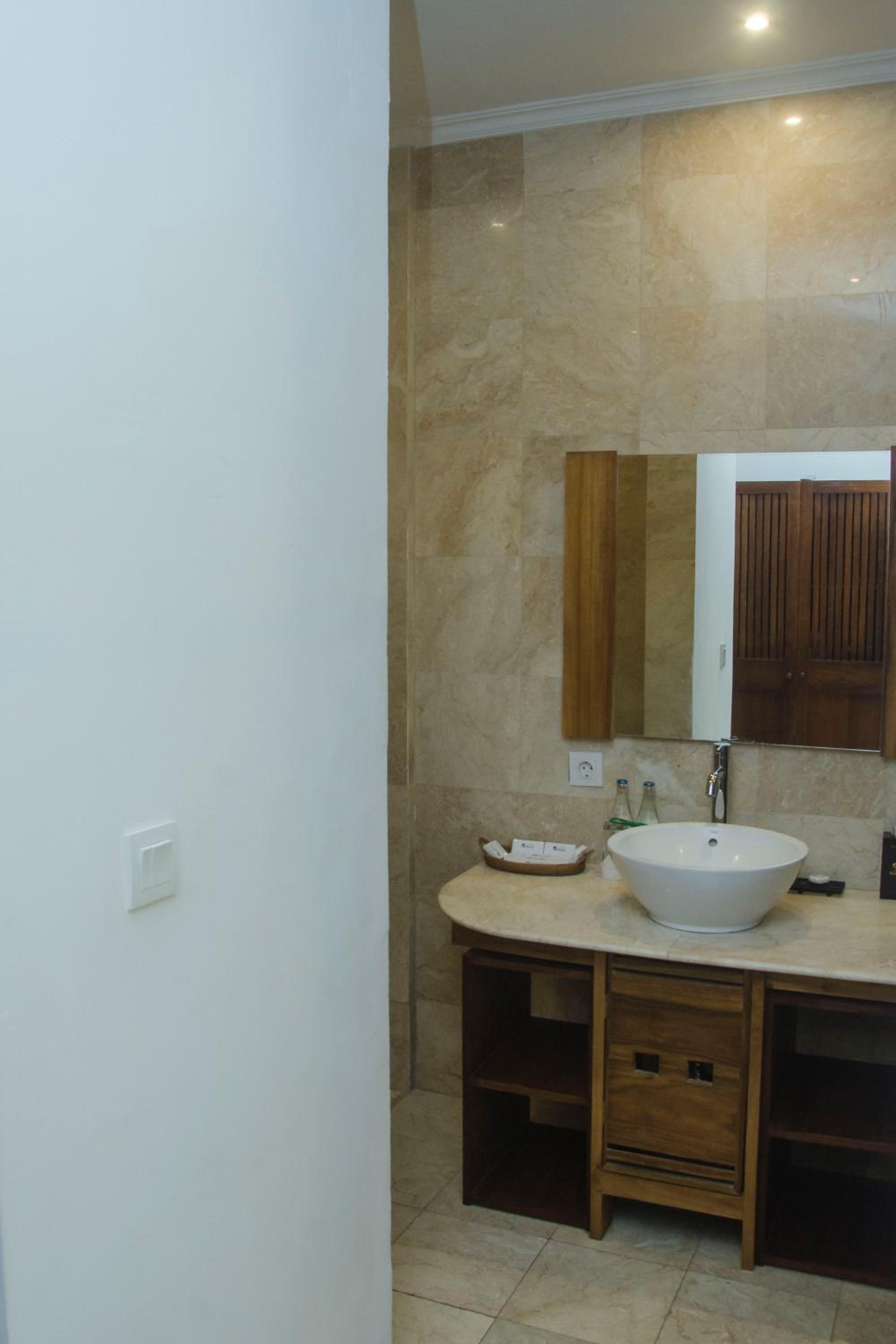 Deluxe Double Room with Balcony - Photo 4