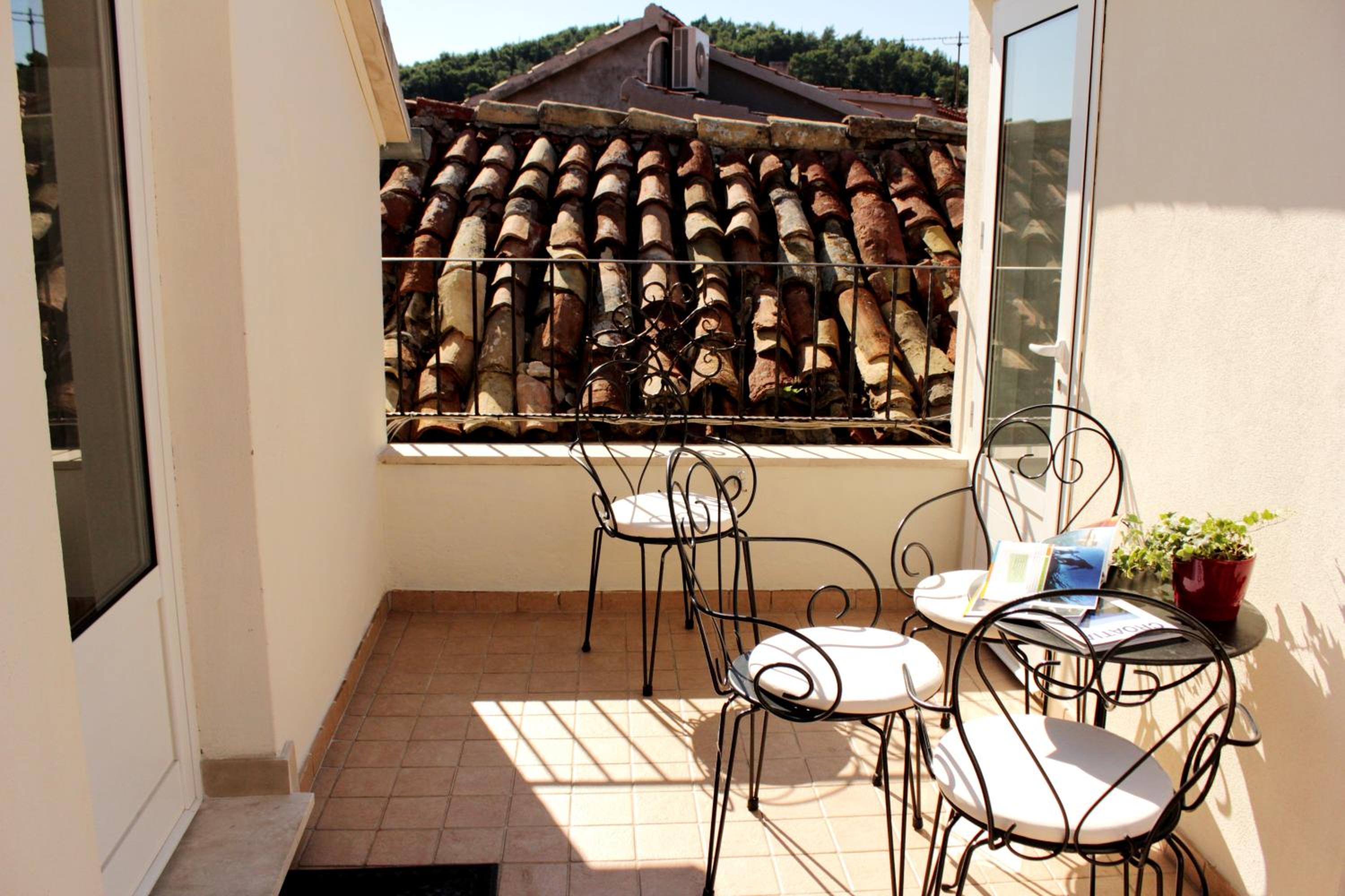 One-Bedroom Apartment with Balcony and Sea View - Photo 16