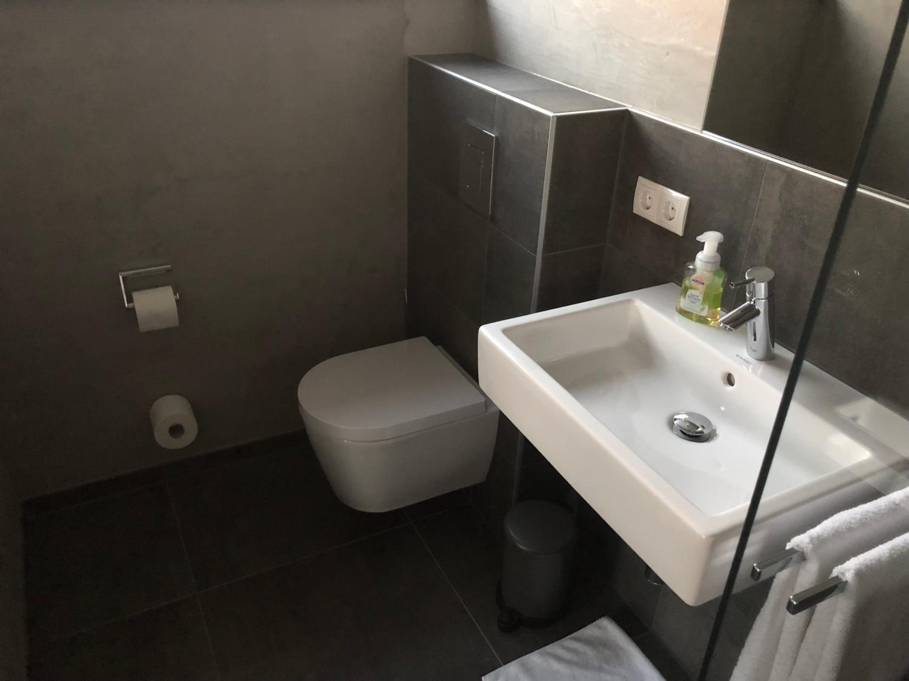 Apartment With Shower photo 3