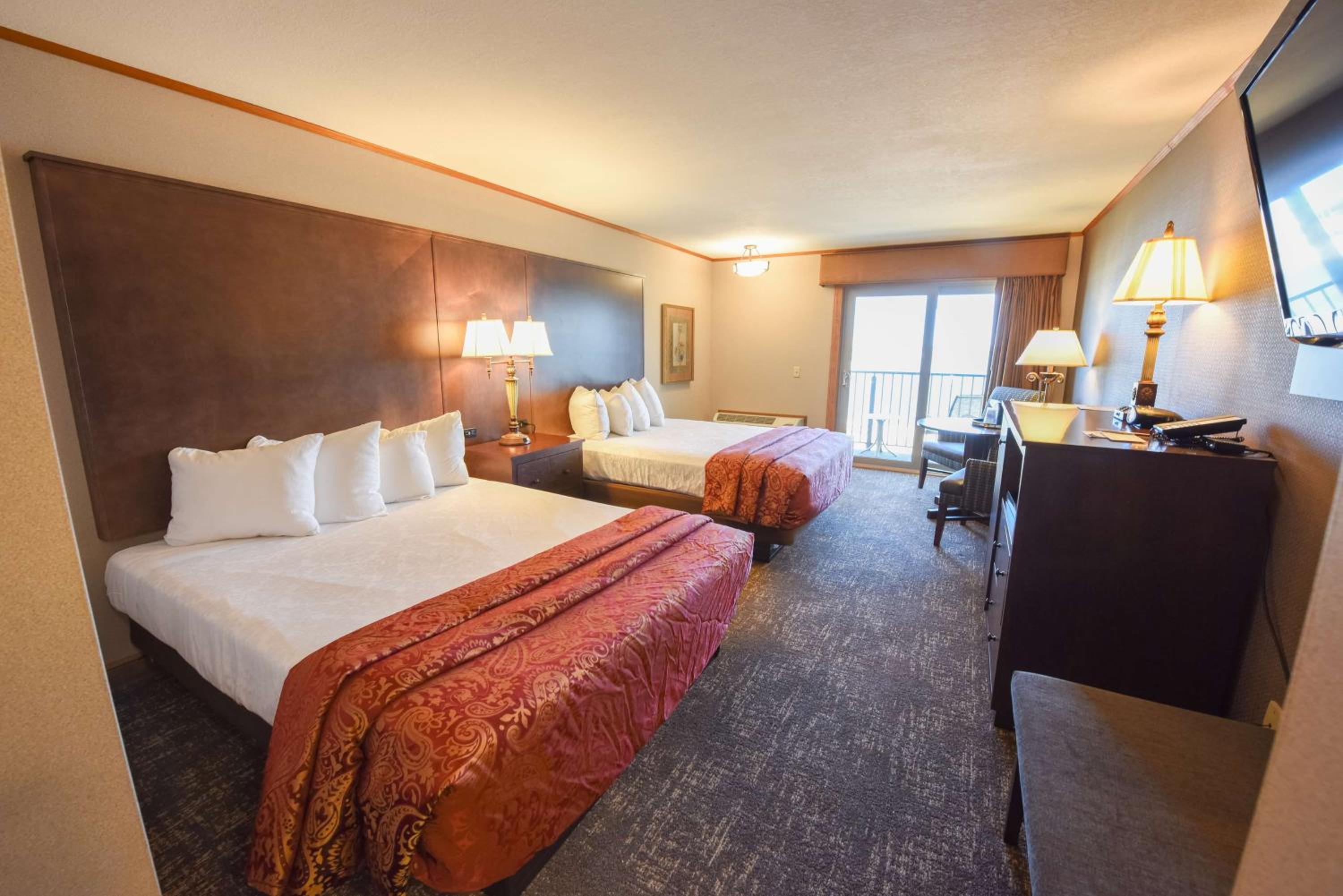 Queen Room with Two Queen Beds - Lake View - Photo 14
