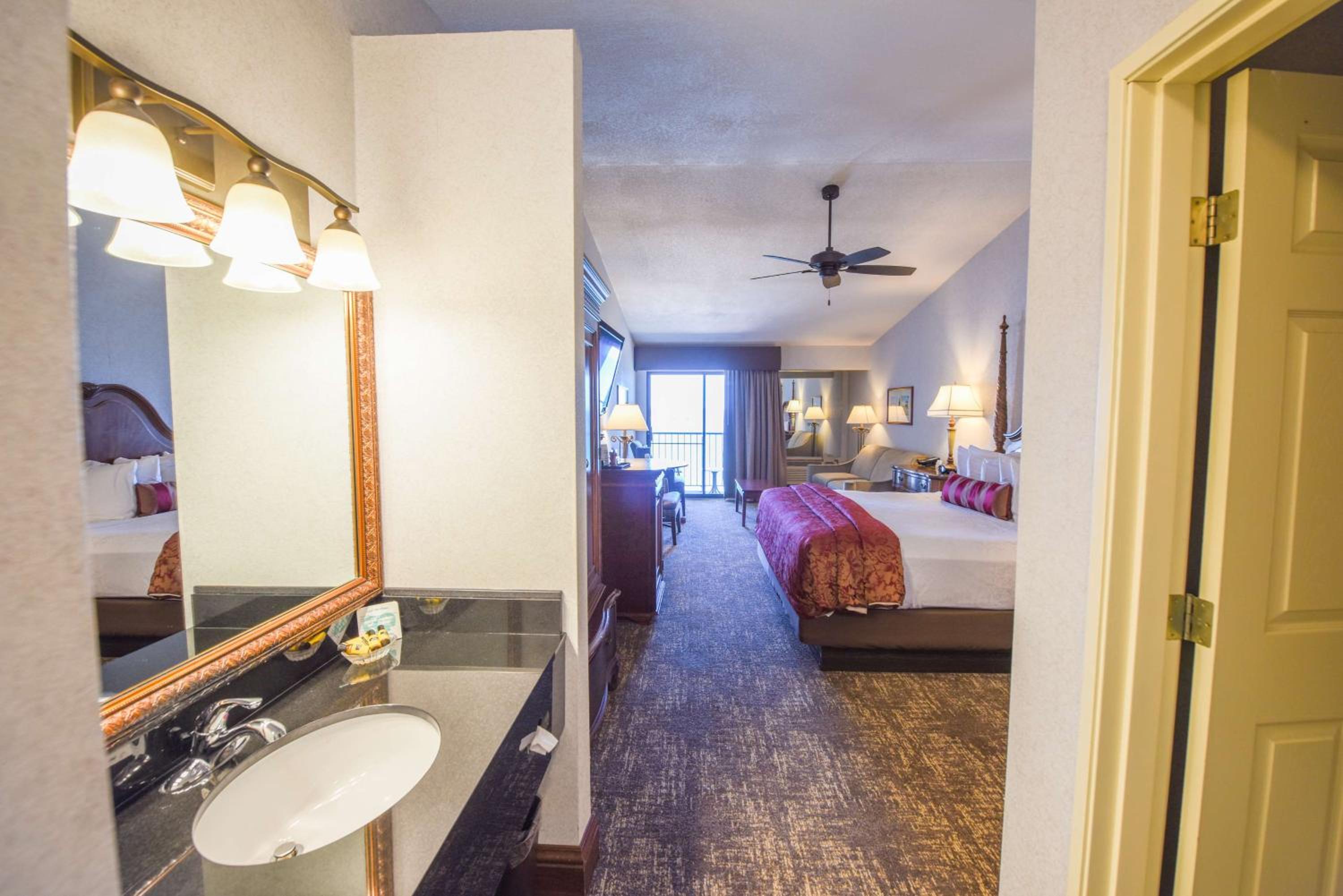 Queen Room with Two Queen Beds - Lake View - Photo 24