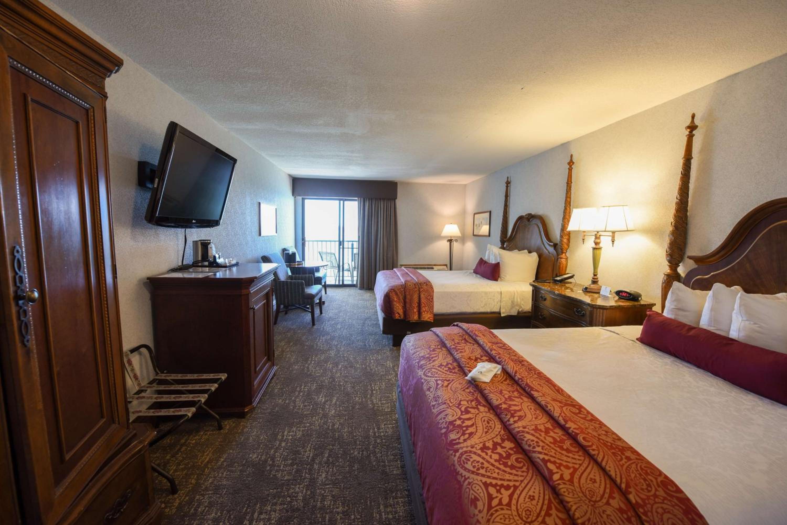Queen Room with Two Queen Beds - Lake View - Photo 23