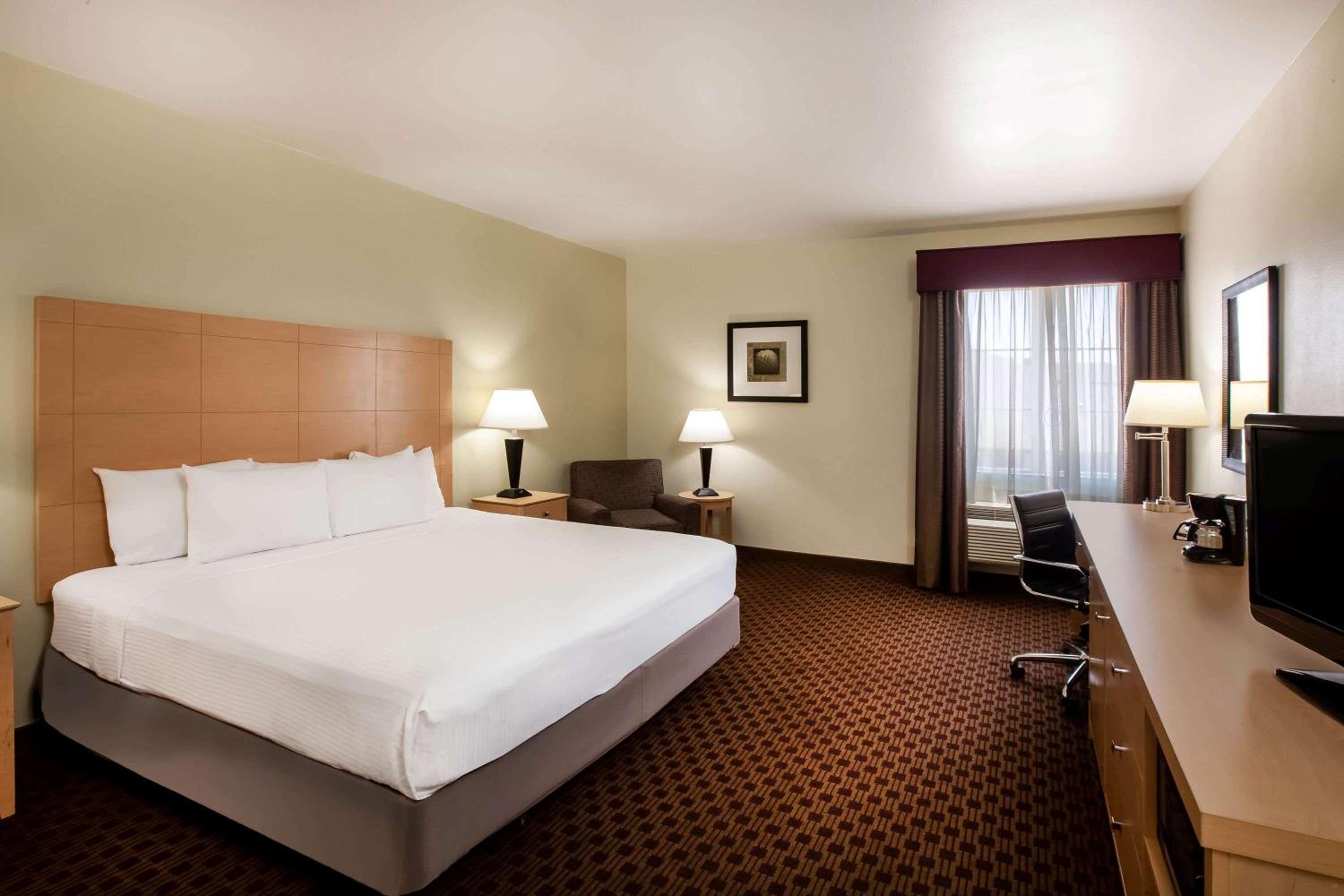 King Room with Bath Tub - Mobility/Hearing Accessible - Non-Smoking - Photo 1