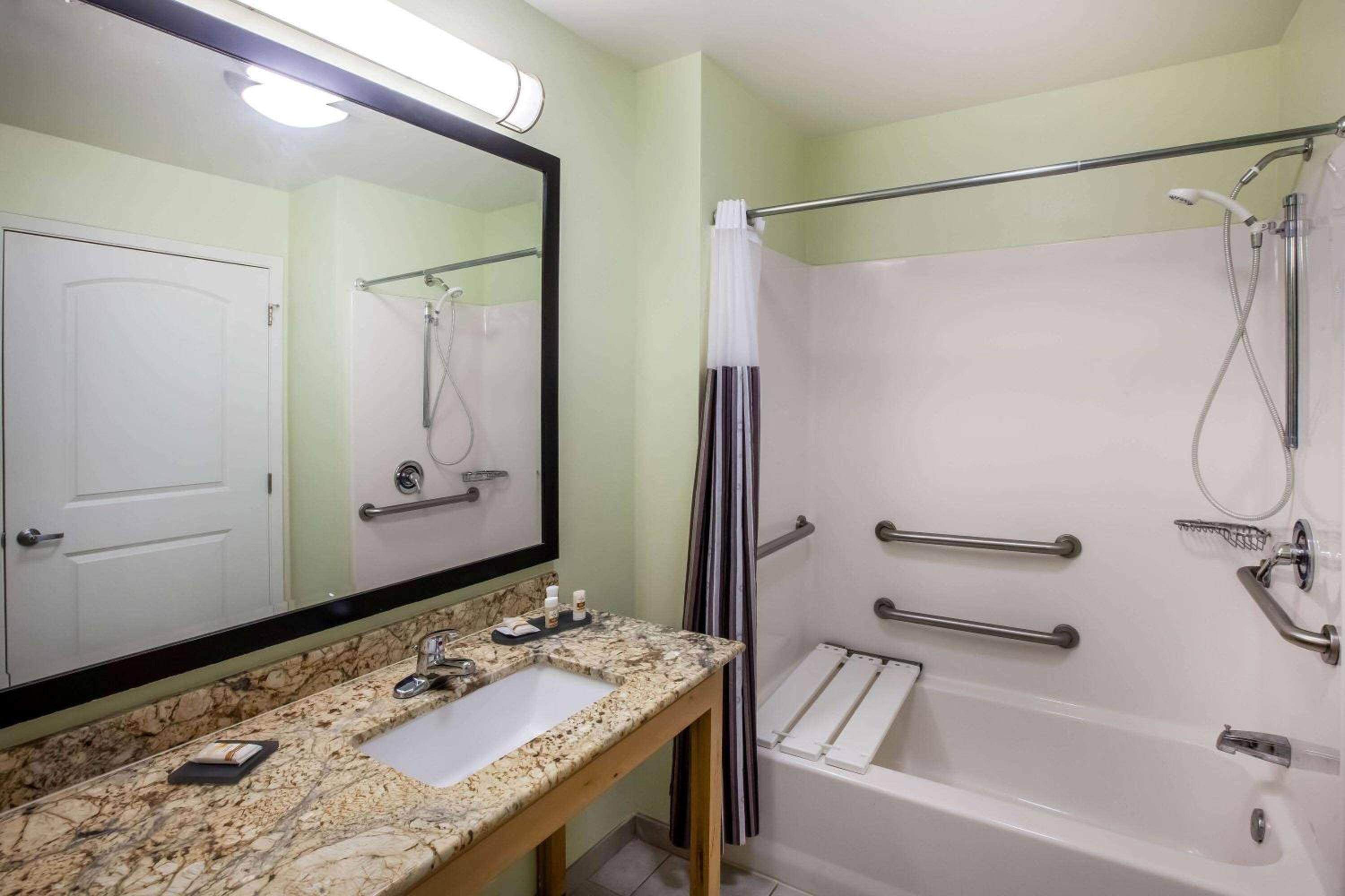 Deluxe Queen Room with Two Queen Beds - Photo 2