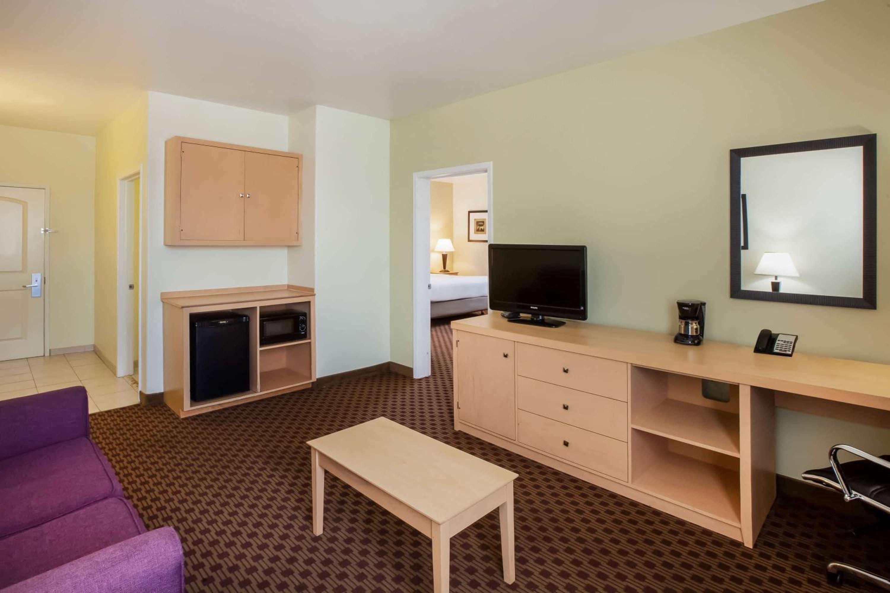 King Suite - Non-Smoking - Photo 4