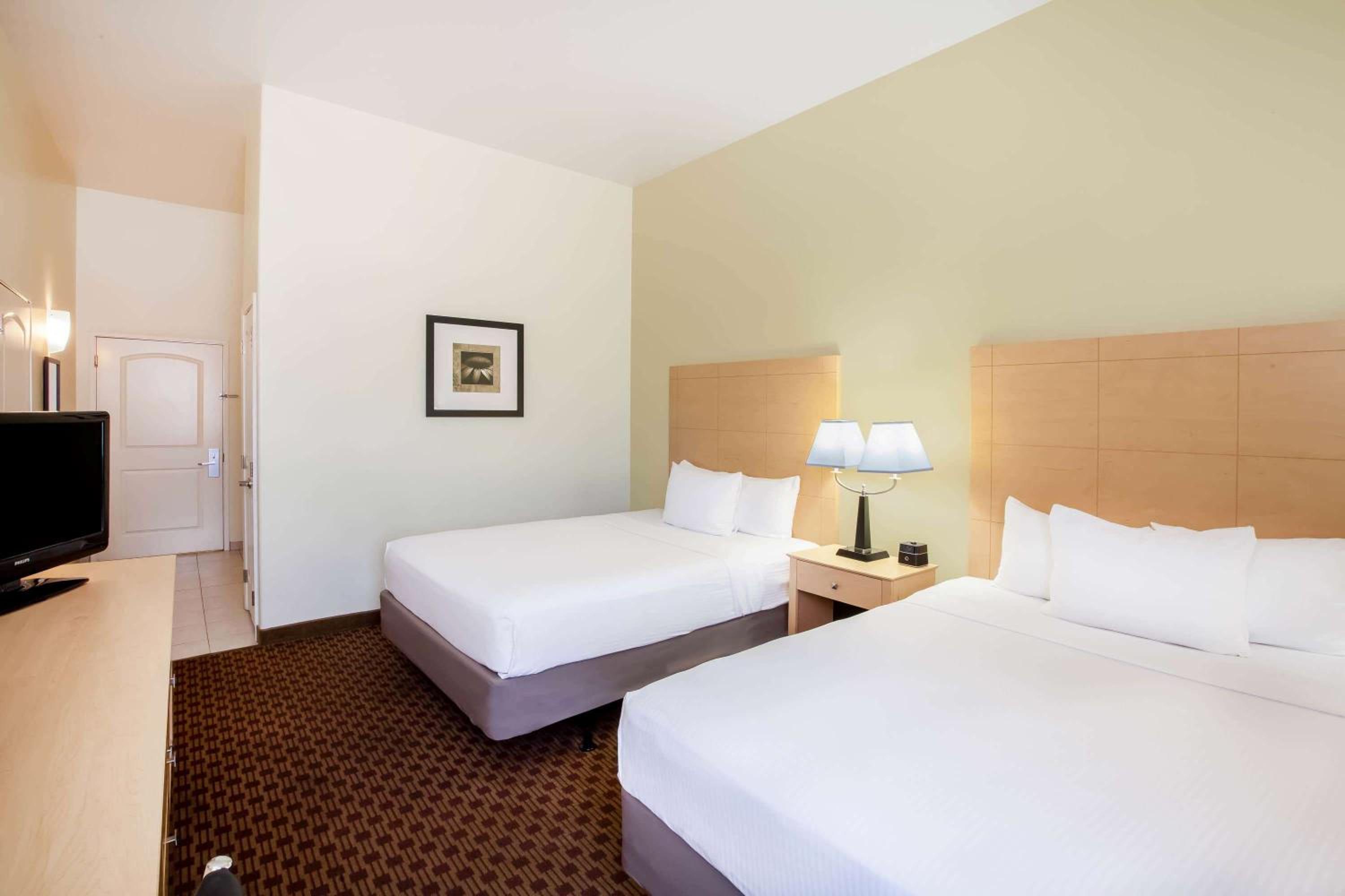 Deluxe Queen Room with Two Queen Beds - Photo 3