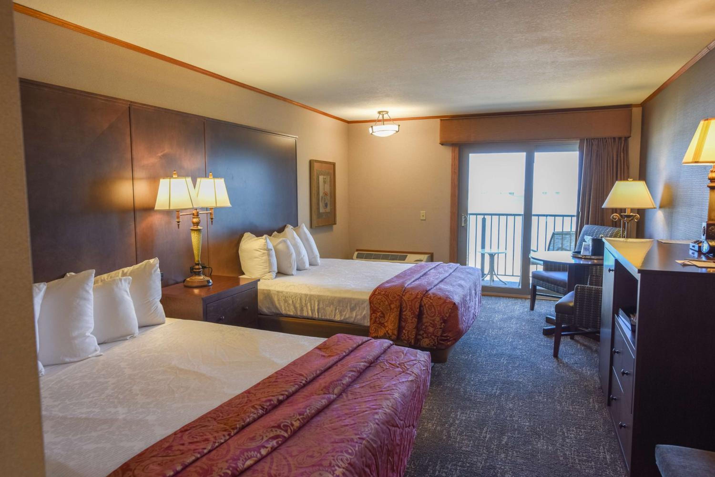 Queen Room with Two Queen Beds - Lake View - Photo 19