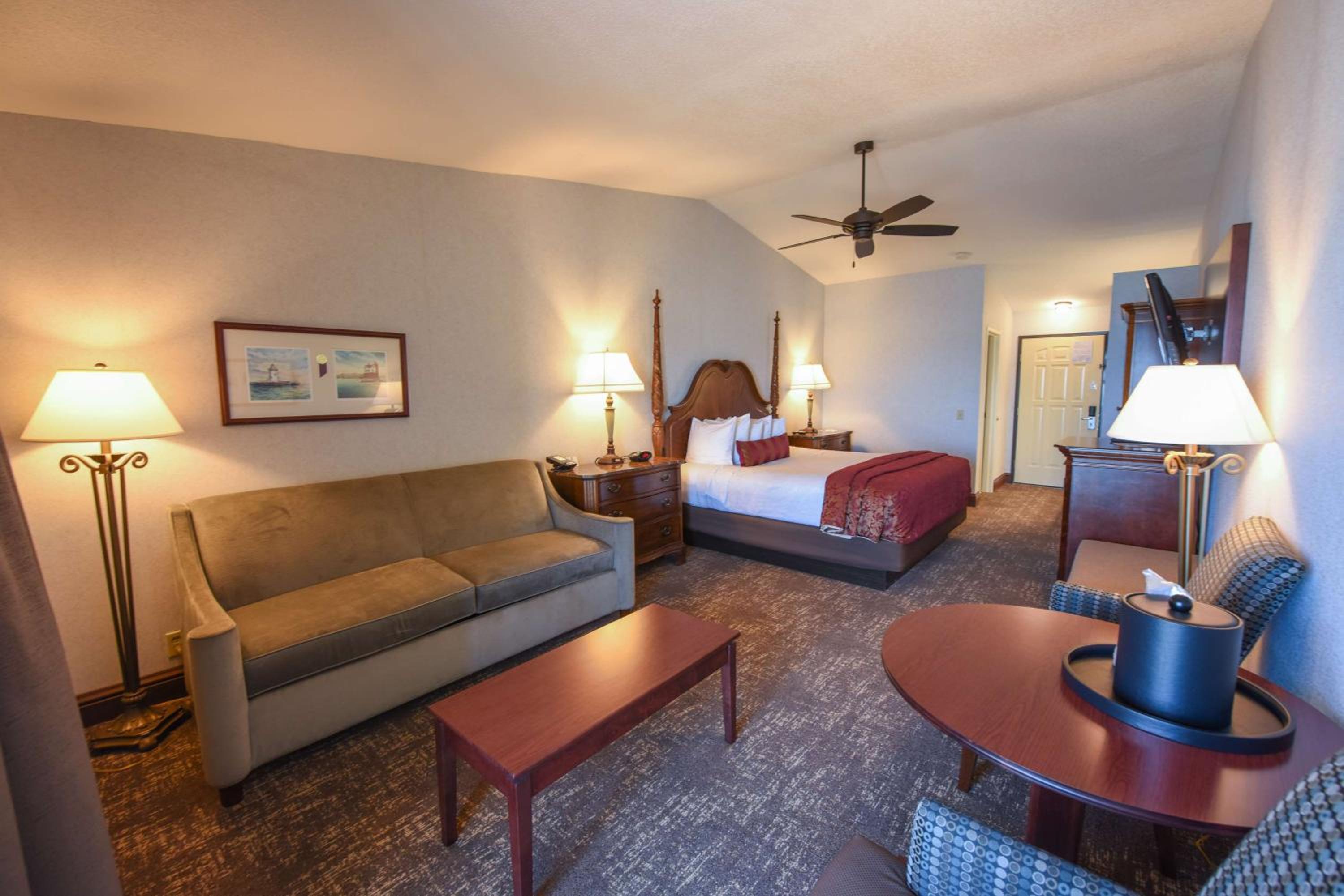 Queen Room with Two Queen Beds and Sofa Bed - Lake View - Photo 27