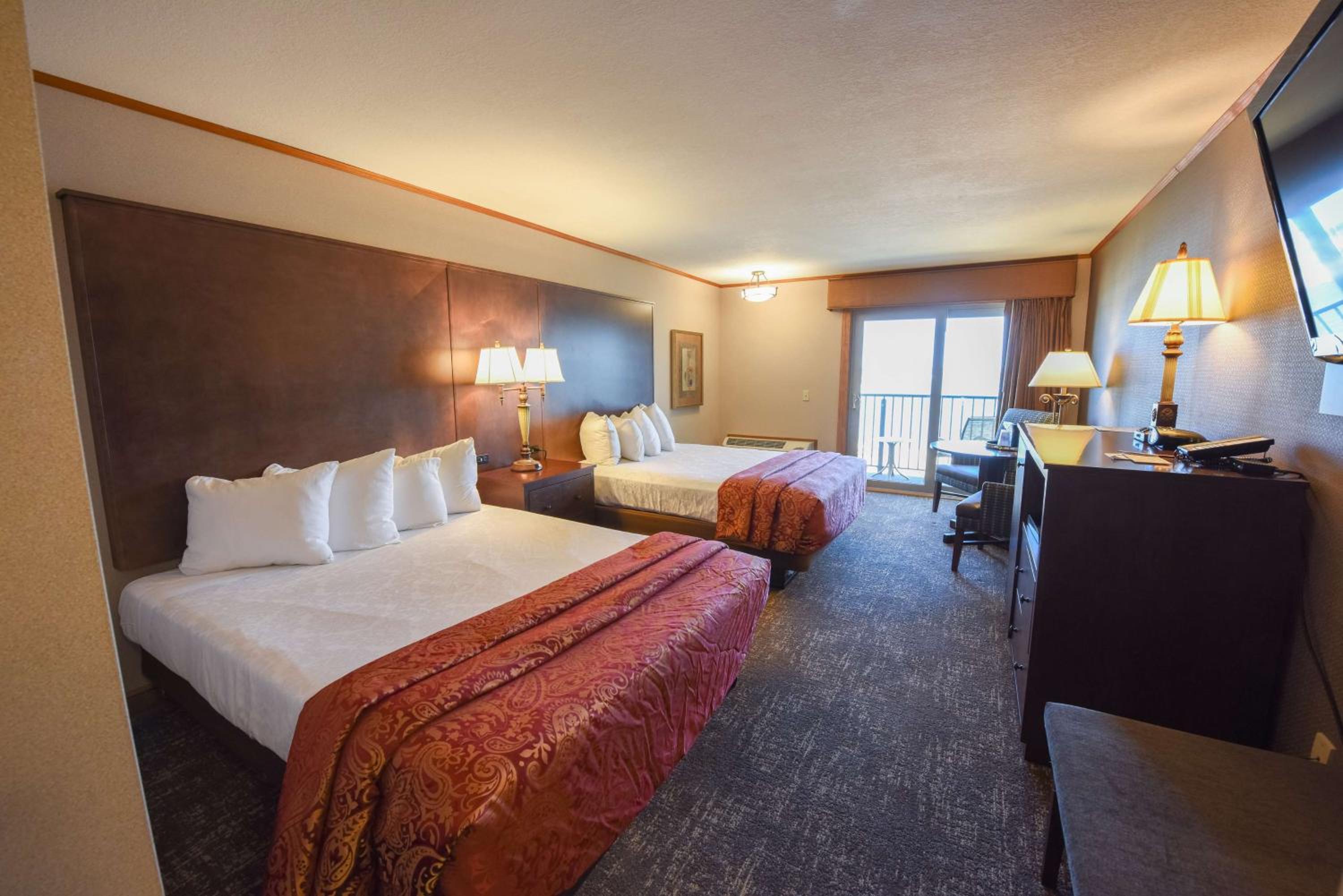 Queen Room with Two Queen Beds - Lake View - Photo 15