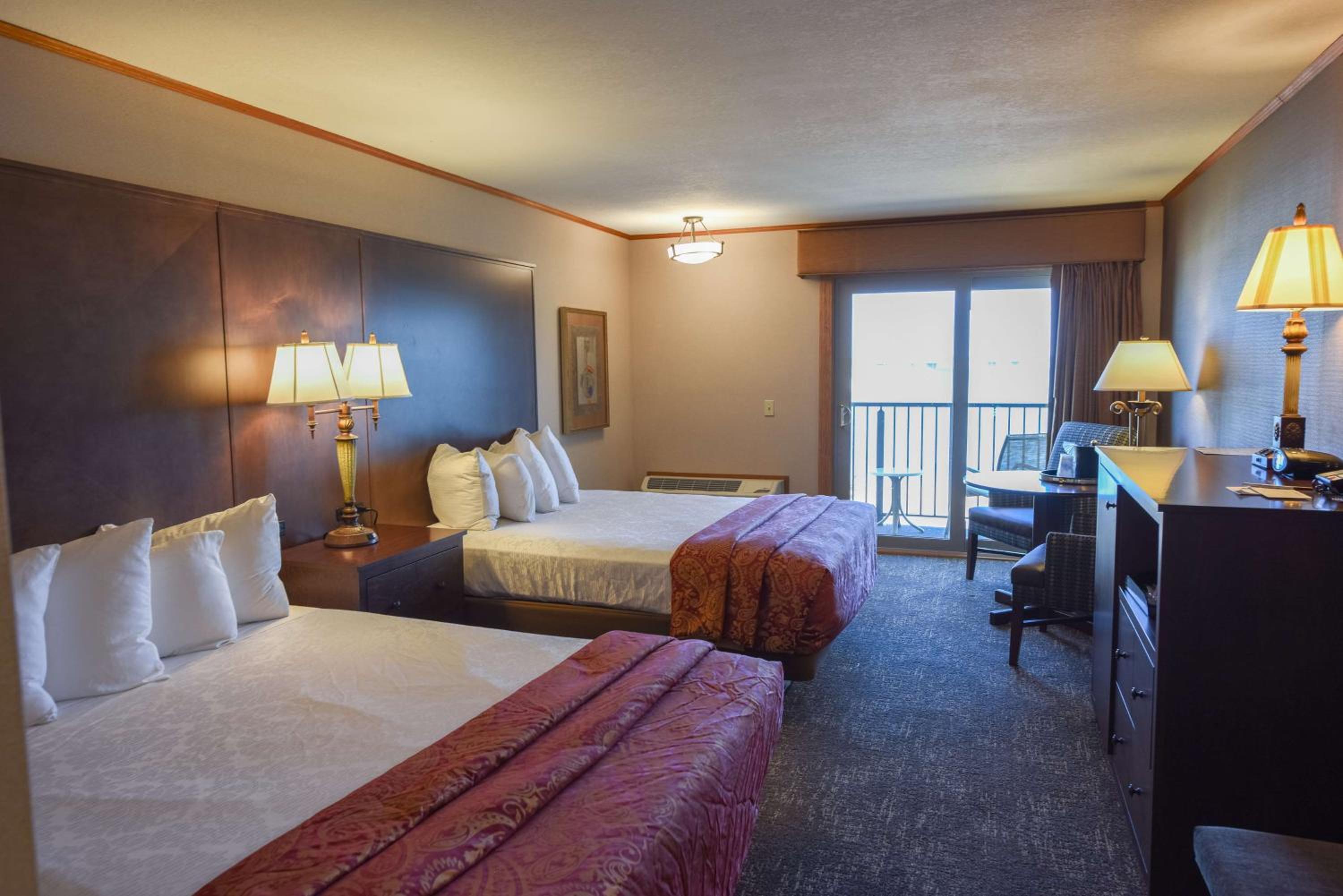 Queen Room with Two Queen Beds - Lake View - Photo 18