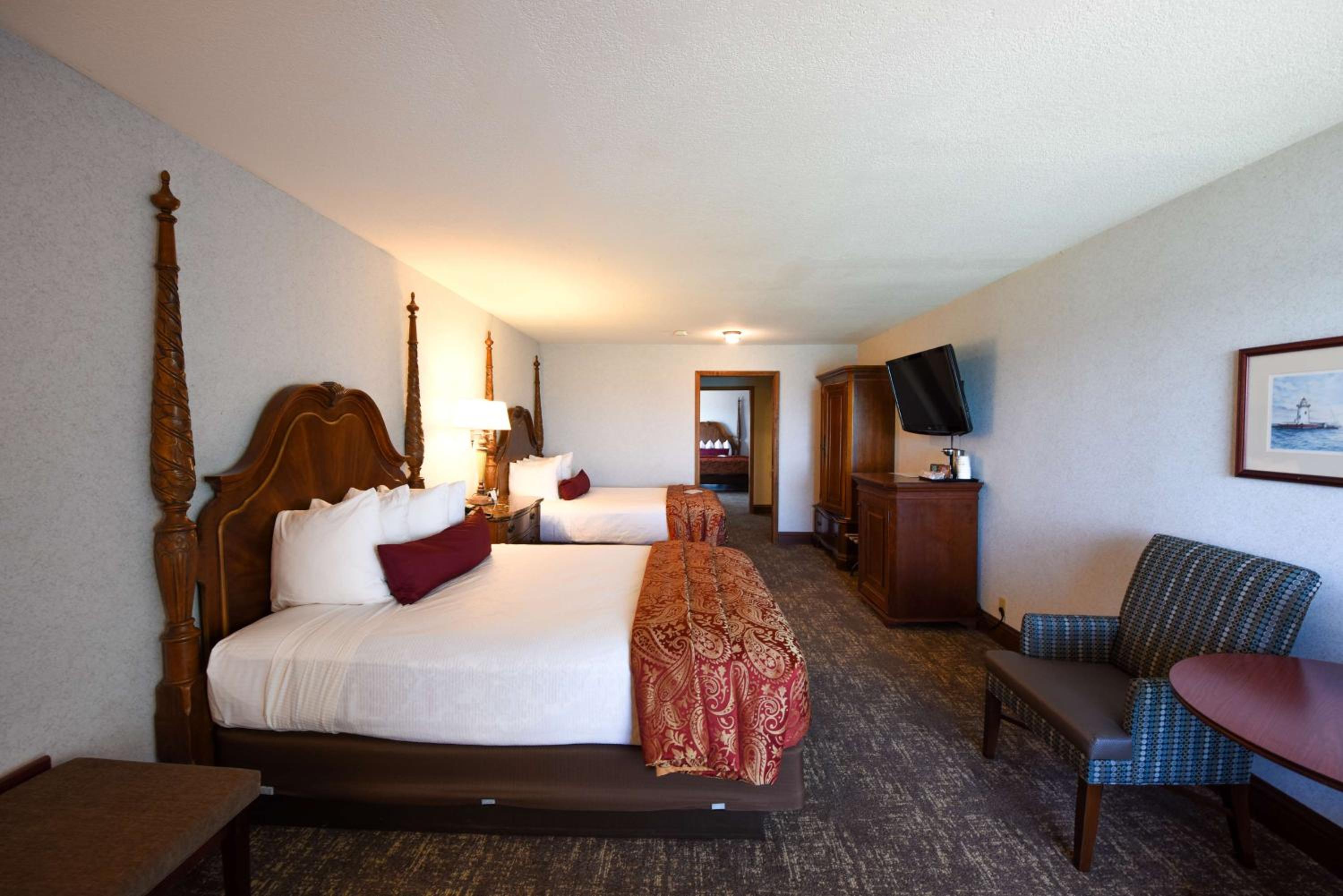 Queen Room with Two Queen Beds - Courtyard View - Photo 4