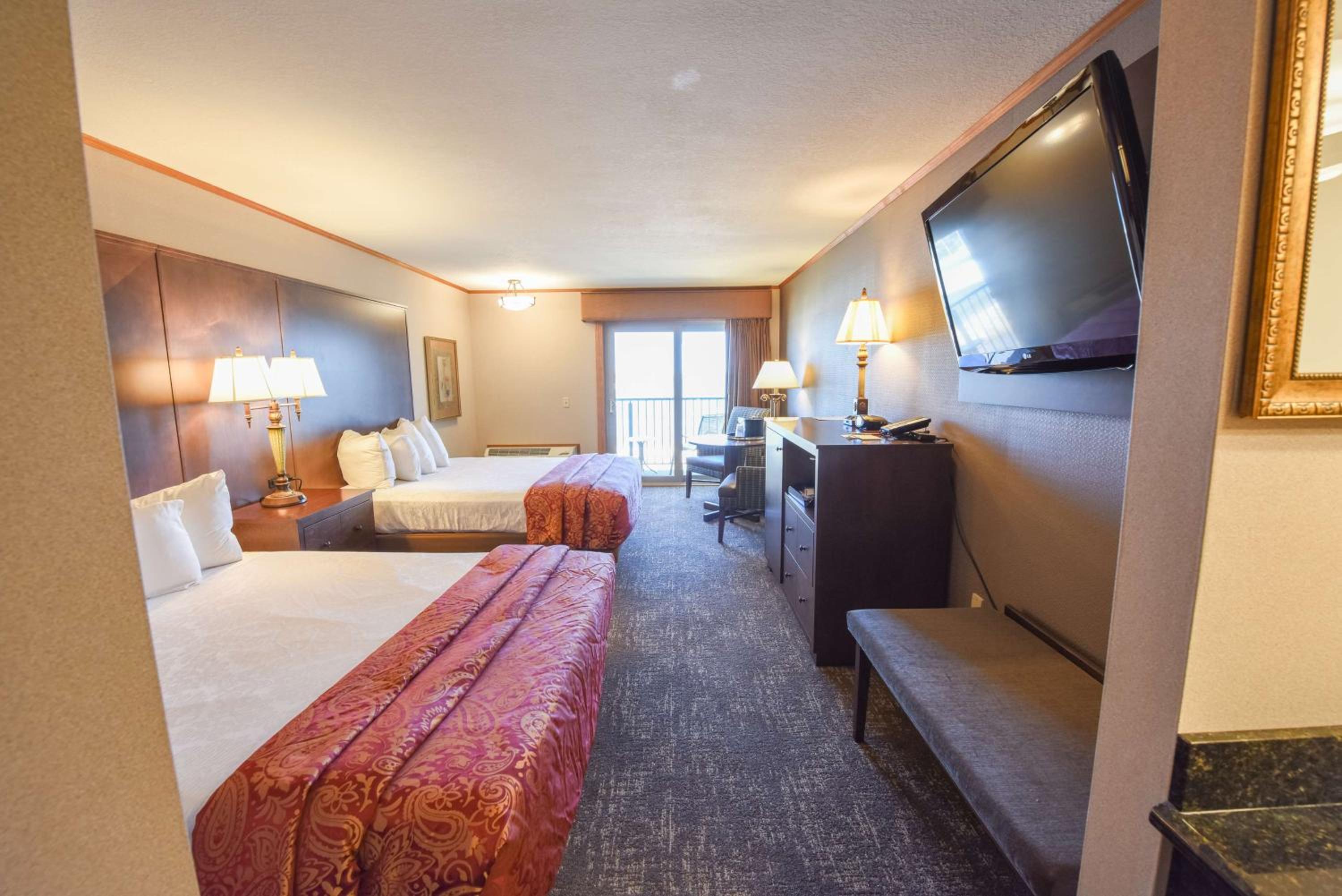 Queen Room with Two Queen Beds - Lake View - Photo 16
