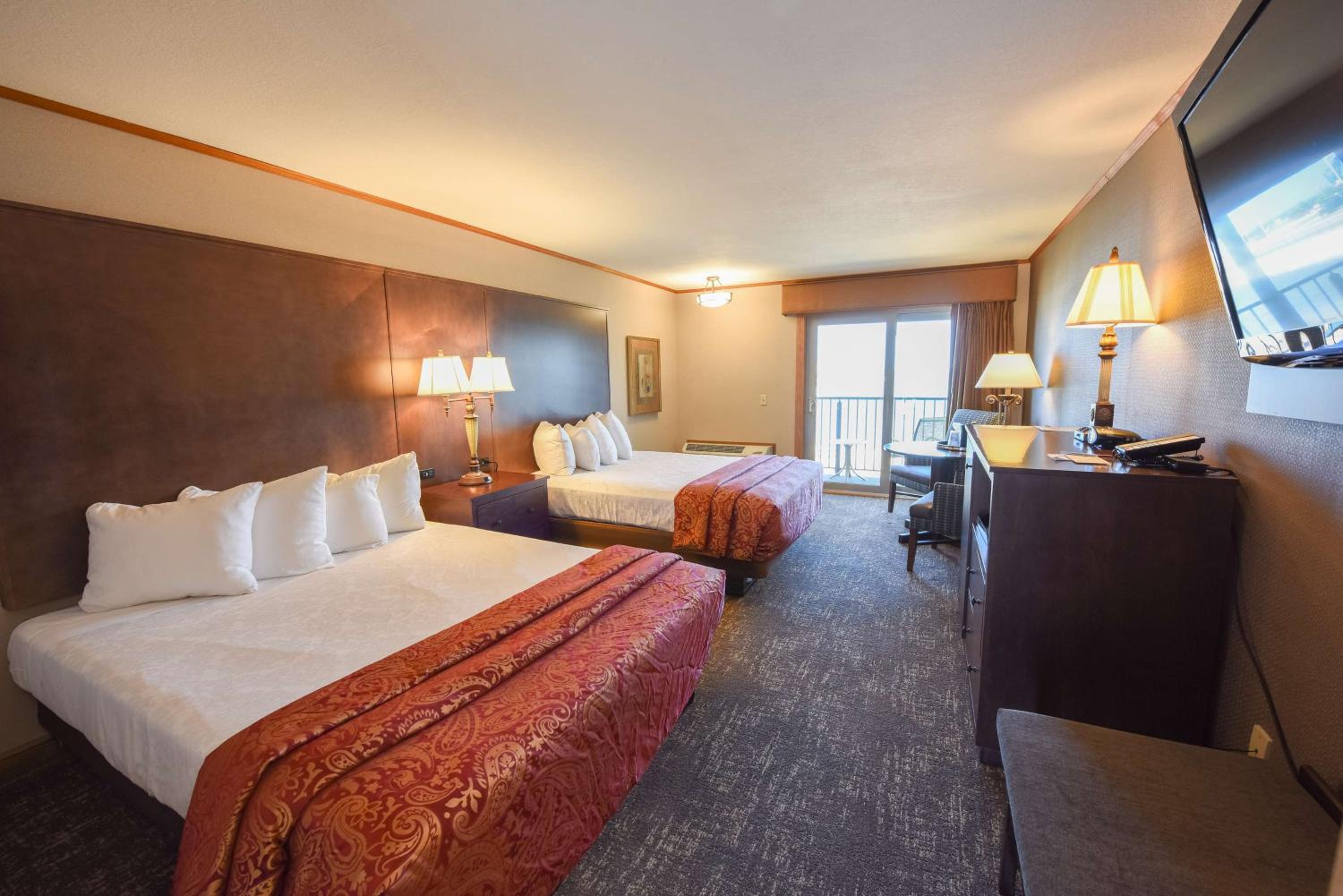 Queen Room with Two Queen Beds - Lake View - Photo 13