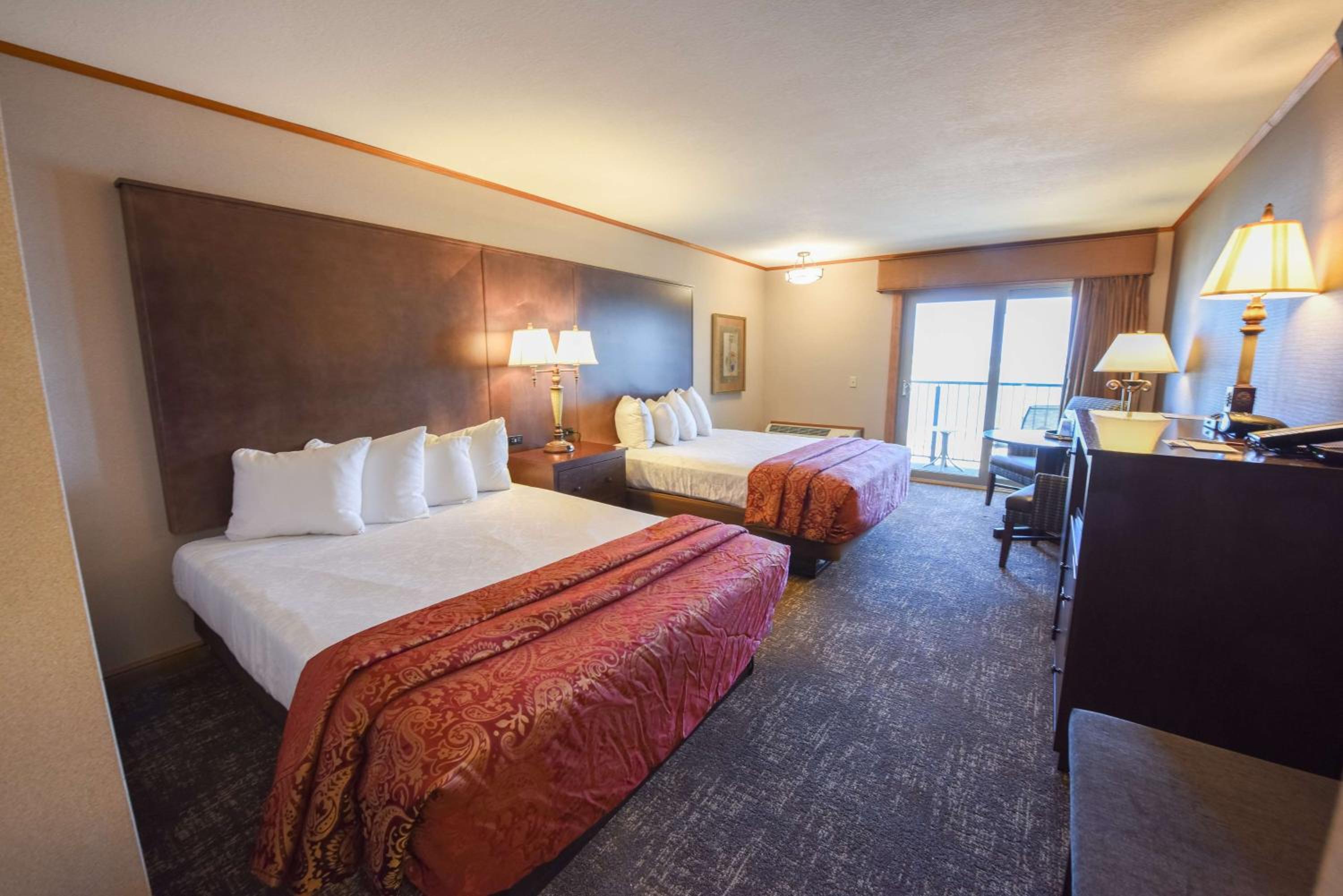 Queen Room with Two Queen Beds - Lake View - Photo 17