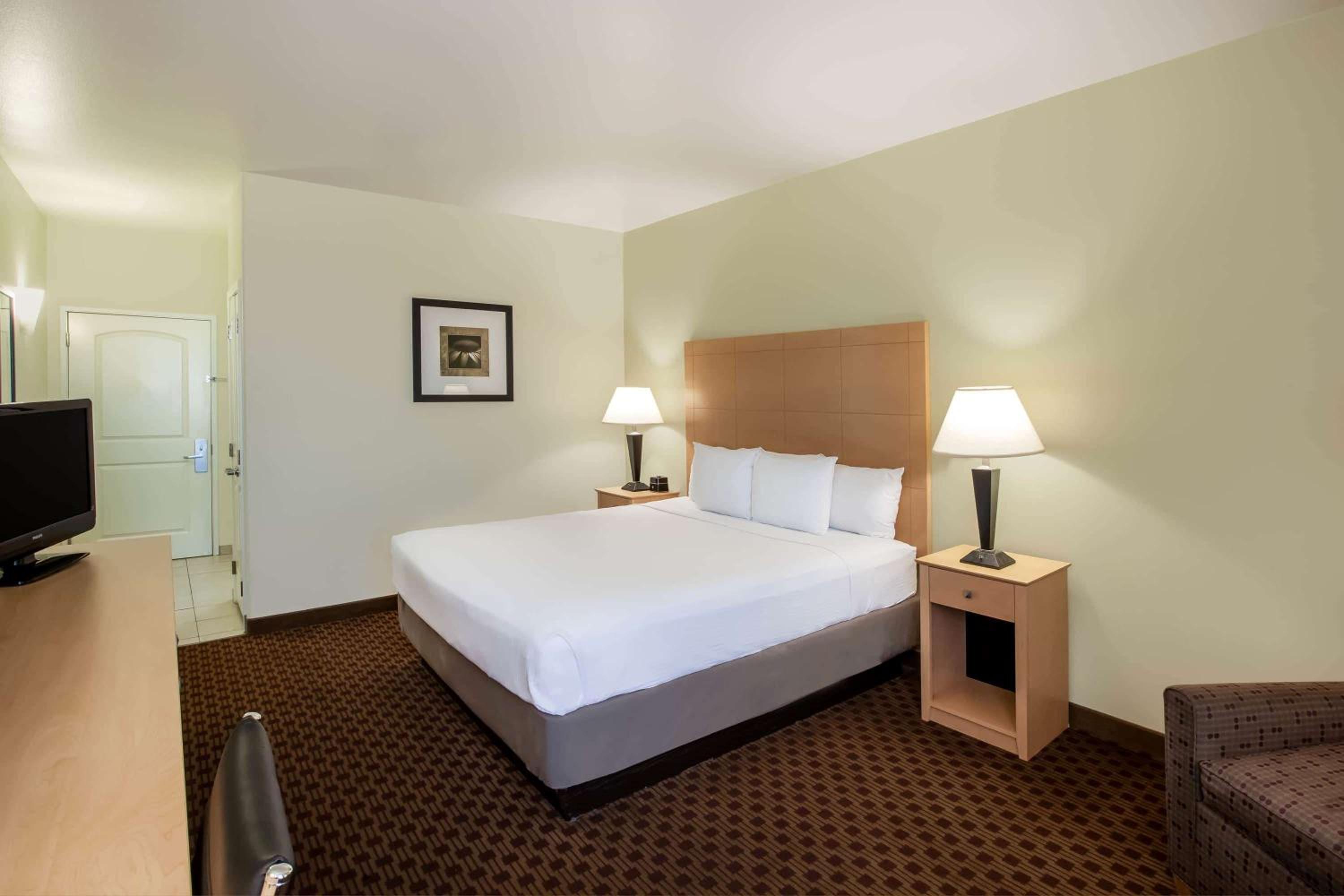 Deluxe King Room - Photo 2