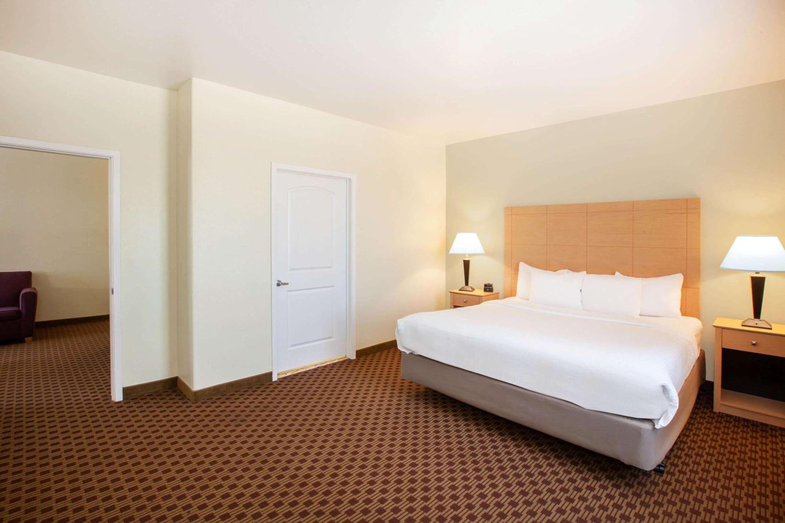 King Suite - Non-Smoking - Photo 1