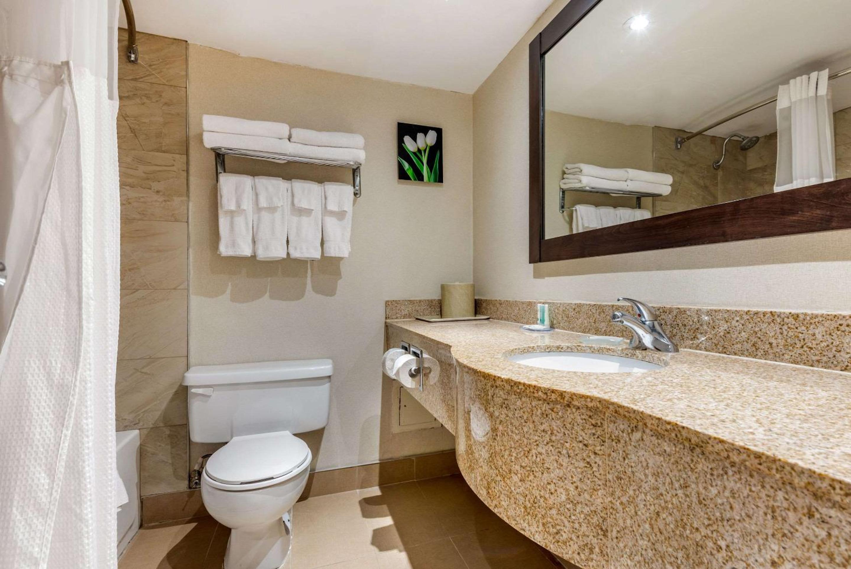 Queen Room with Two Queen Beds - Non-Smoking - Photo 4