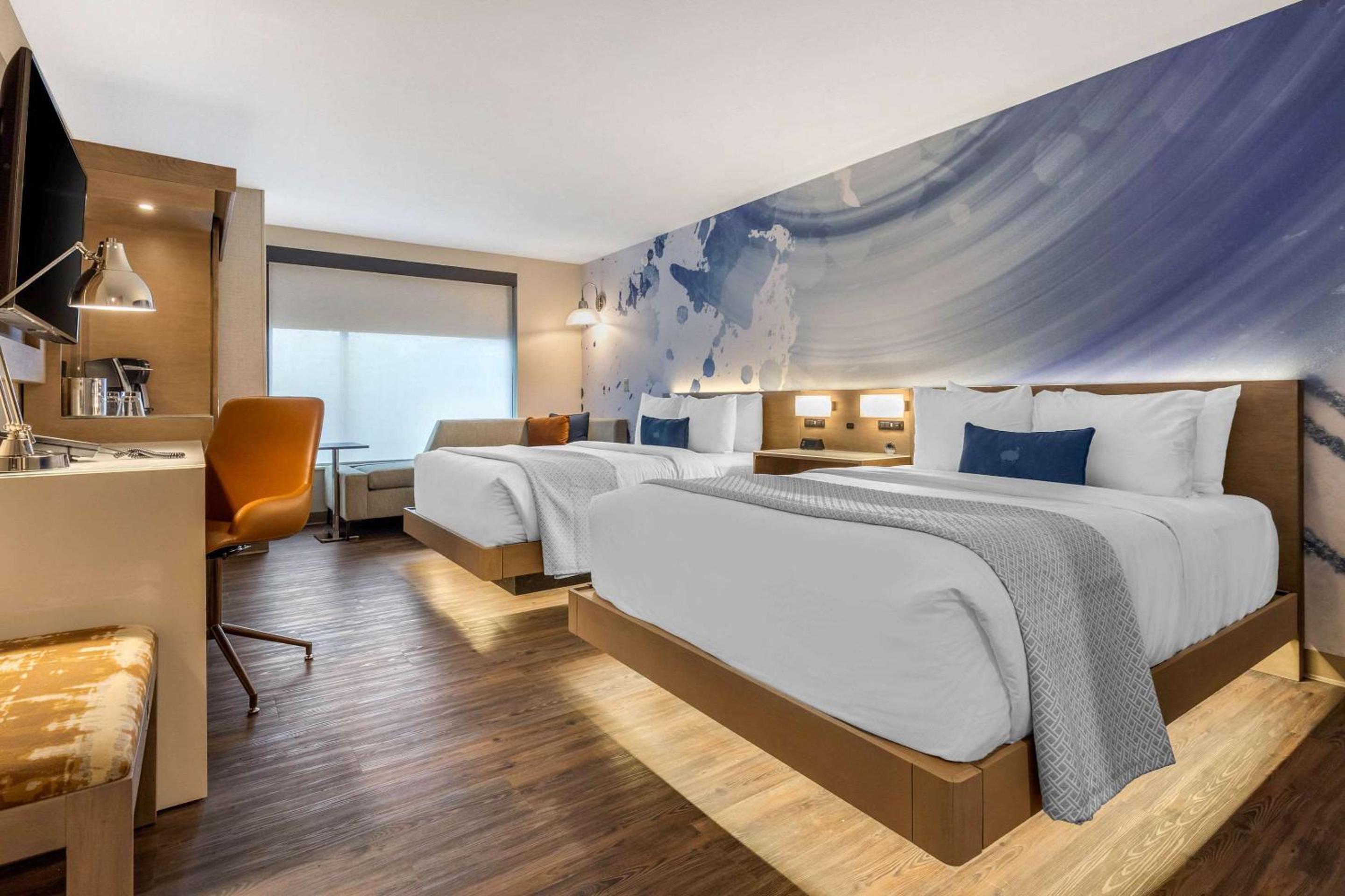 Queen Room with Two Queen Beds - Non-Smoking - Photo 5
