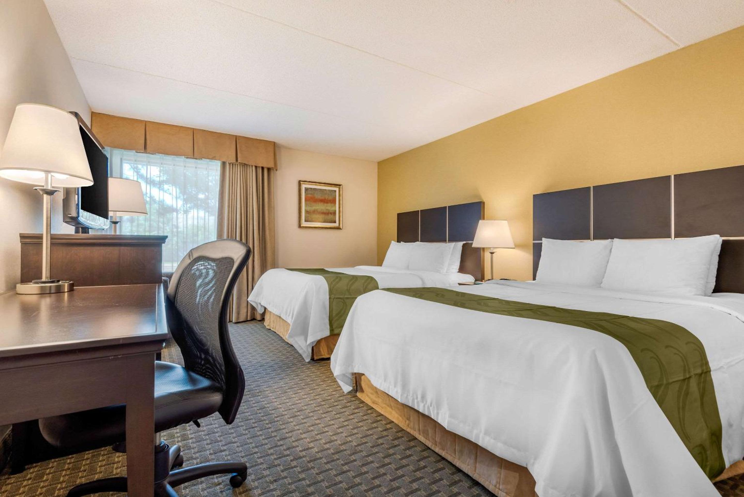 Queen Room with Two Queen Beds - Non-Smoking - Photo 2