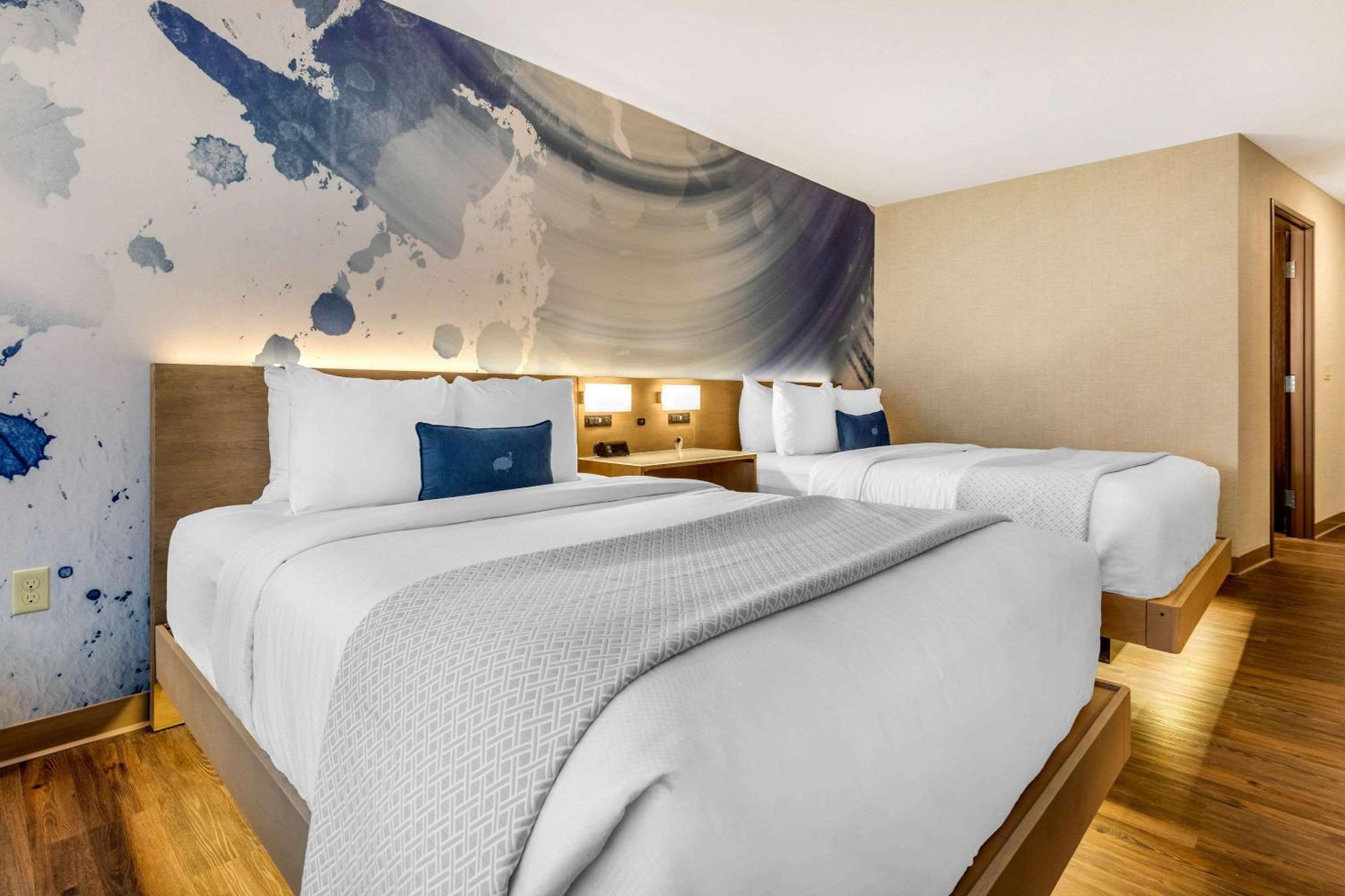 Queen Room with Two Queen Beds - Non-Smoking - Photo 4