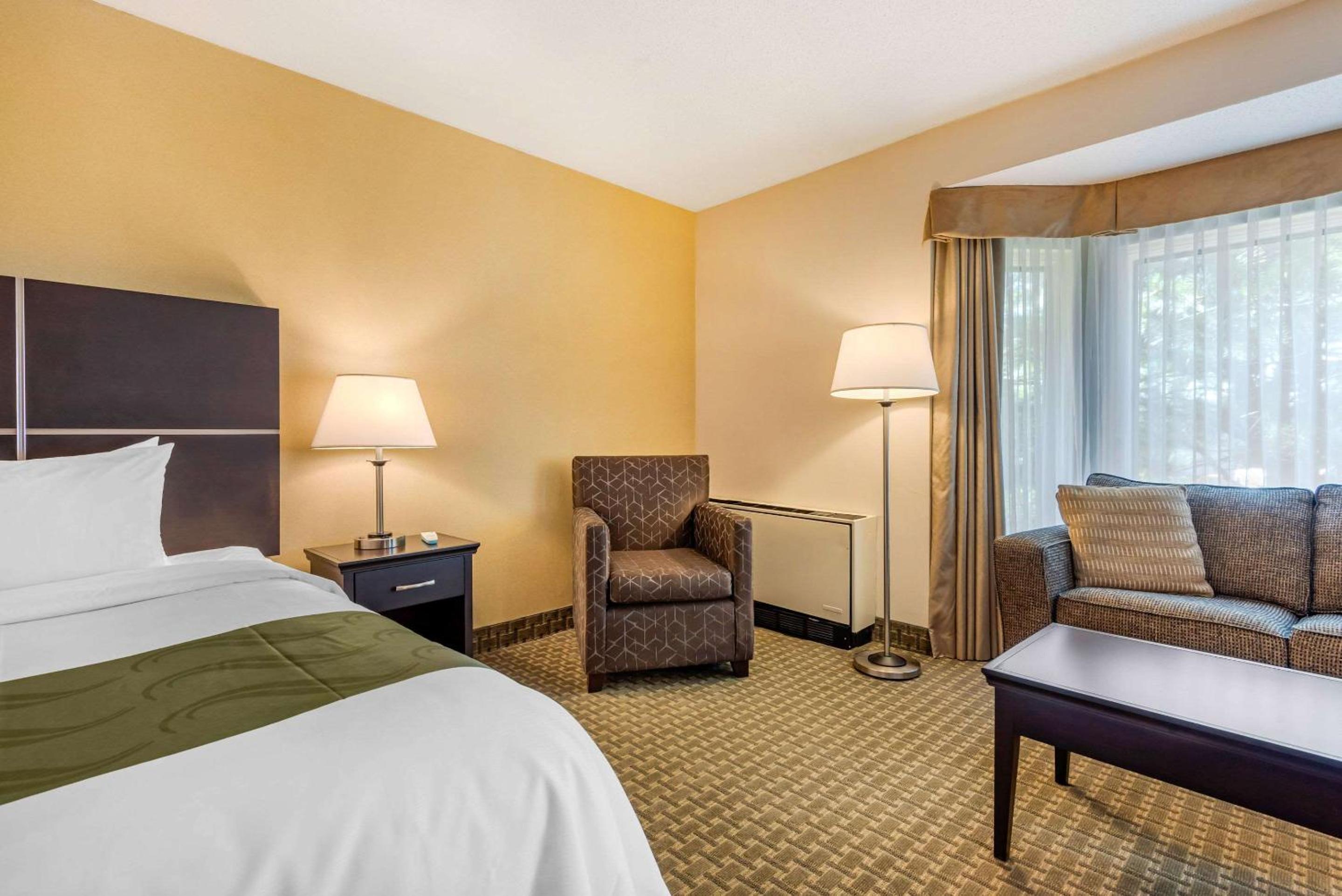 King Suite - Non-Smoking photo 2