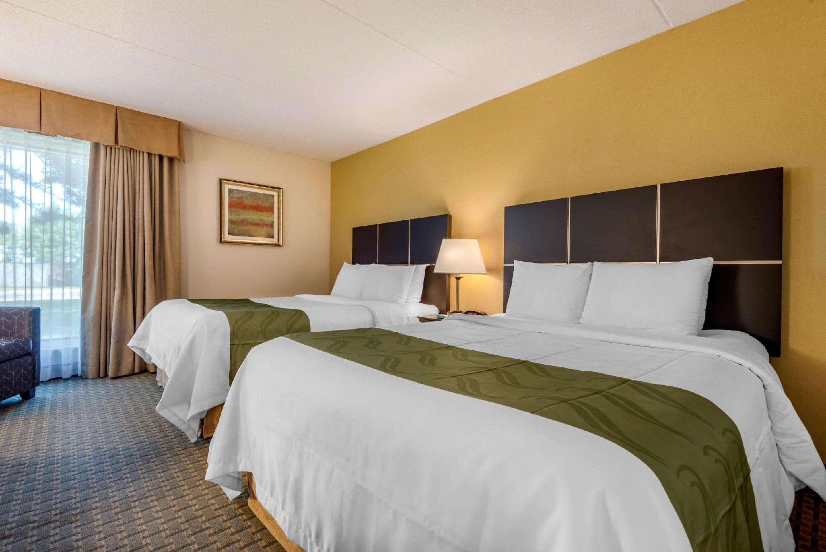 Queen Room with Two Queen Beds - Non-Smoking - Photo 3