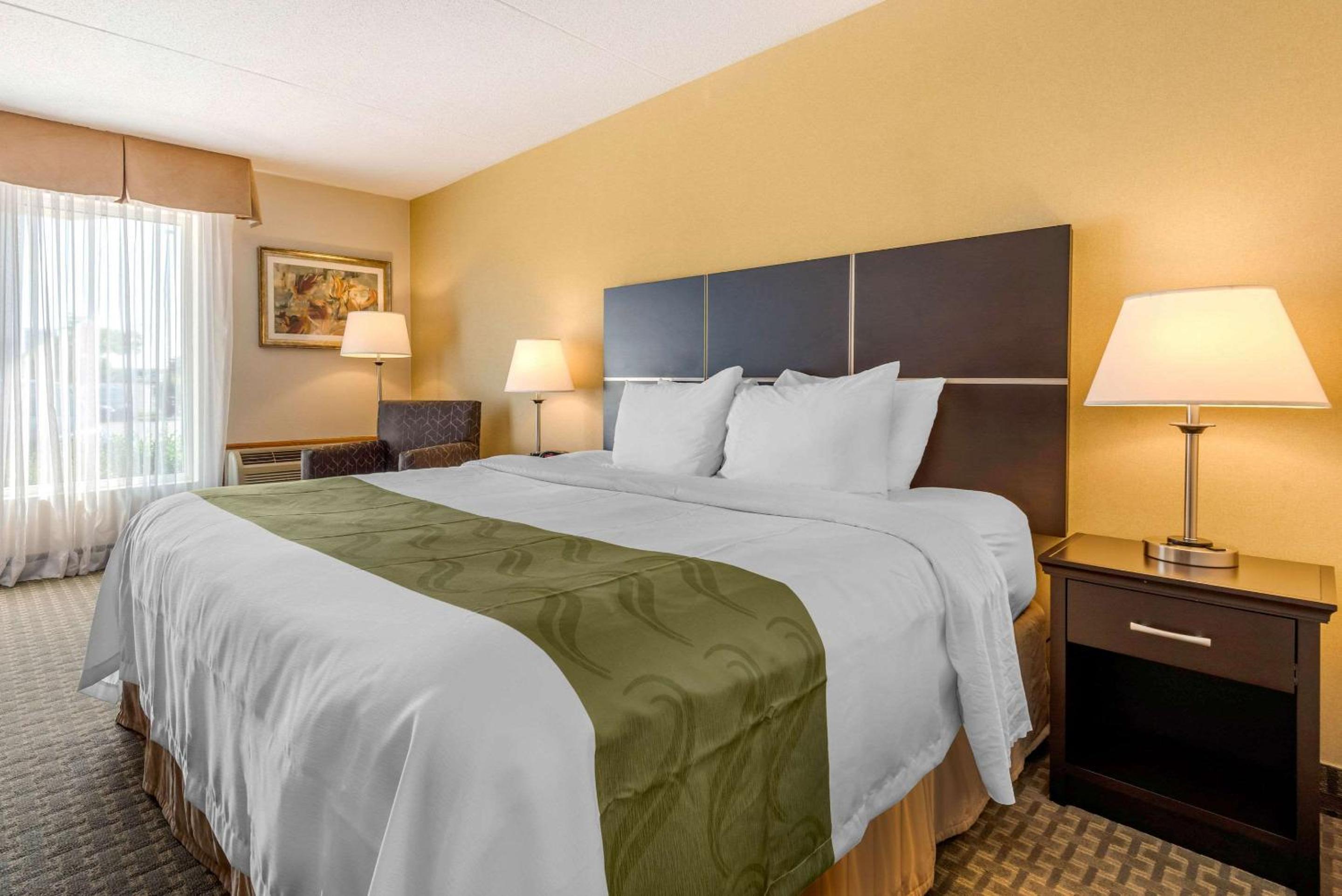 King Room - Non-Smoking - Photo 4