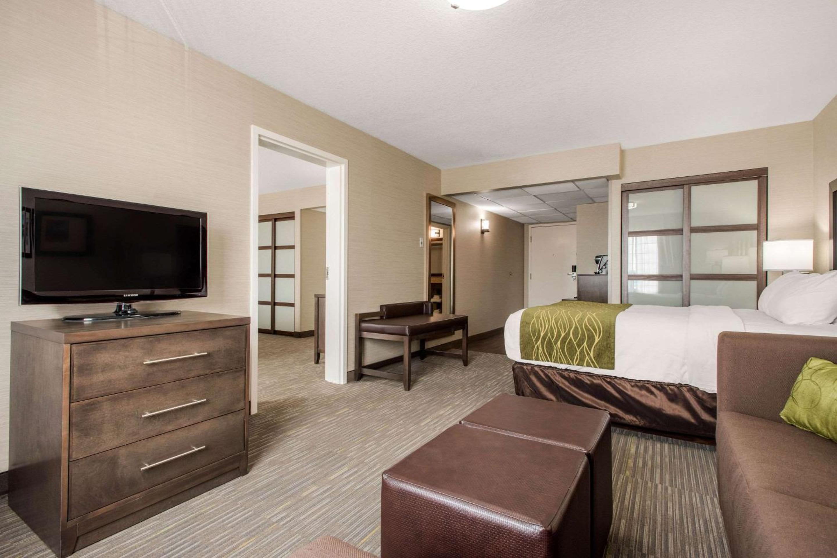 Superior Suite - Non-Smoking - Photo 3